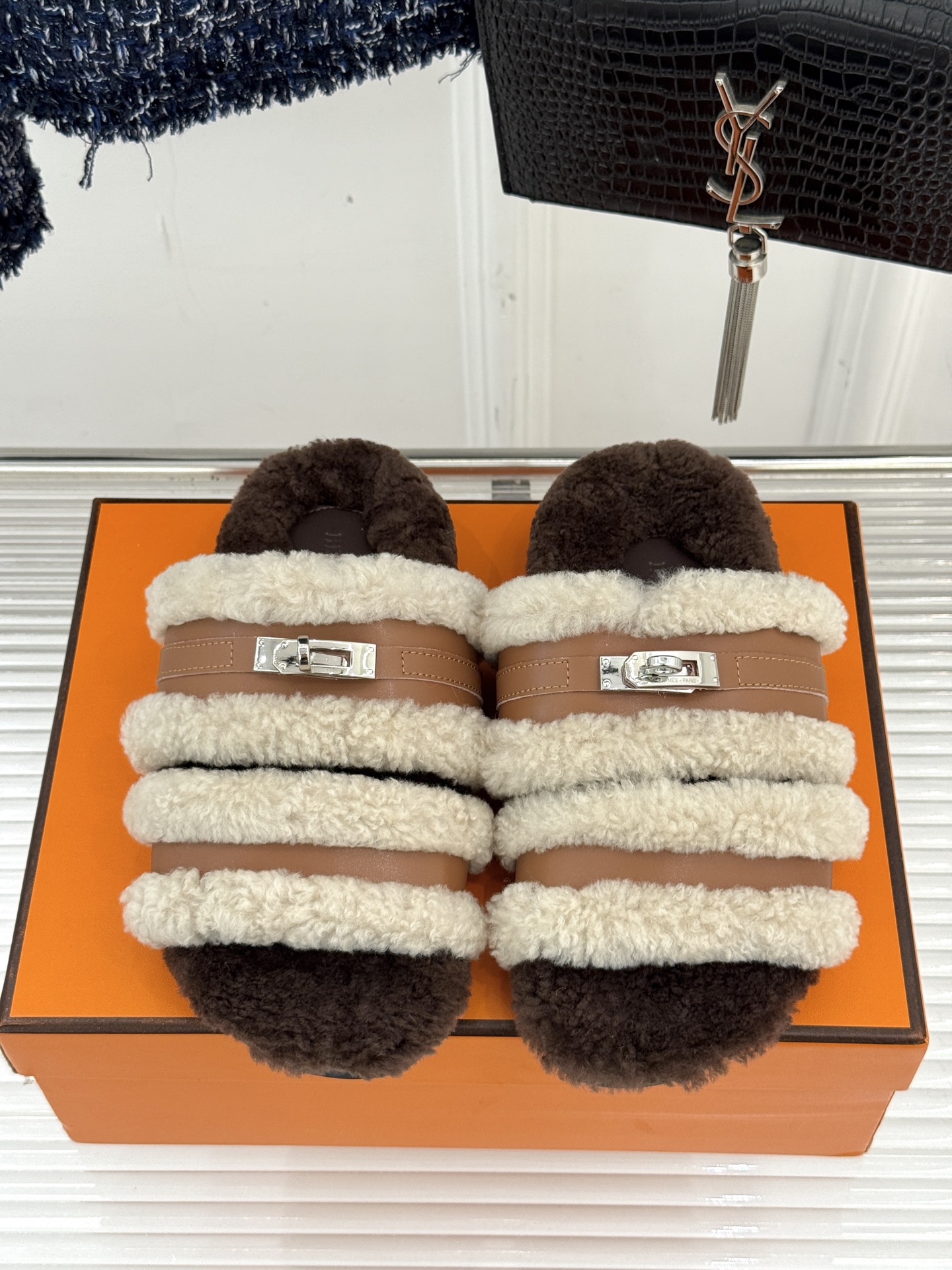Hermès/爱马仕25WF新品Kelly休闲毛拖当经典Kelly扣邂逅柔软羊毛H家毛拖便成了优雅与舒适