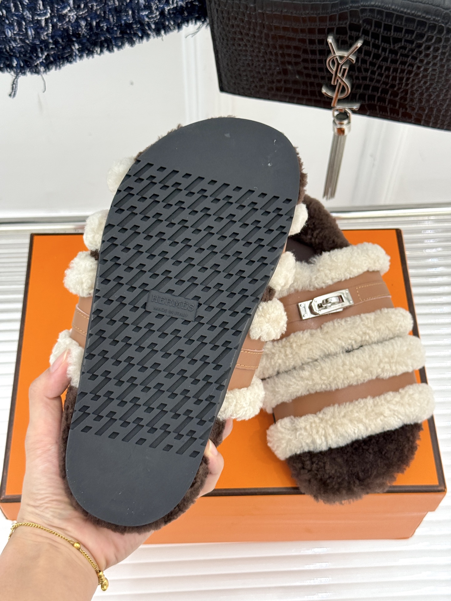 Hermès/爱马仕25WF新品Kelly休闲毛拖当经典Kelly扣邂逅柔软羊毛H家毛拖便成了优雅与舒适