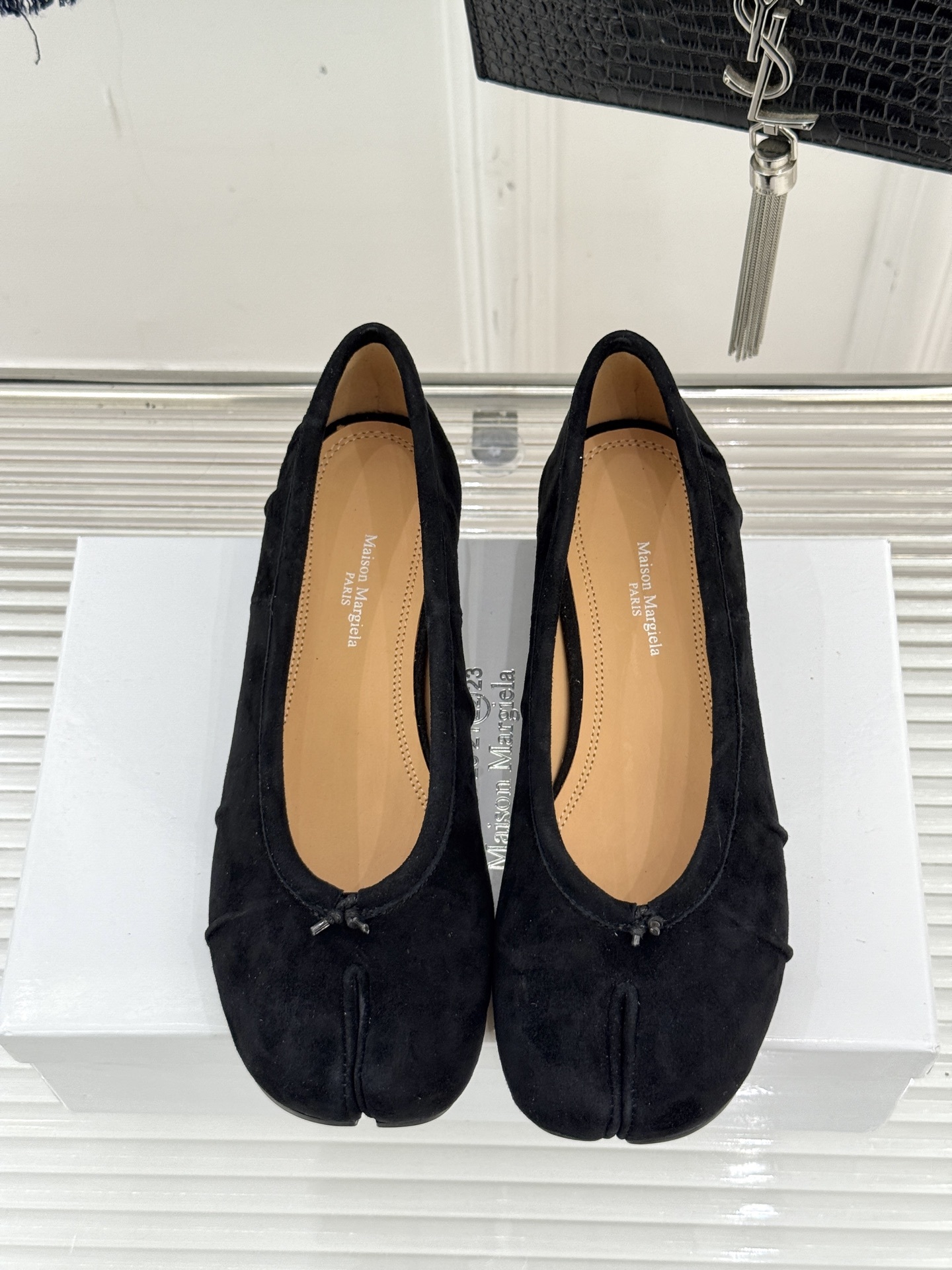 MaisonMargiela/MM6经典褶皱分趾圆跟芭蕾舞MM6带来了一款极具个性与时尚感的芭蕾舞鞋将经