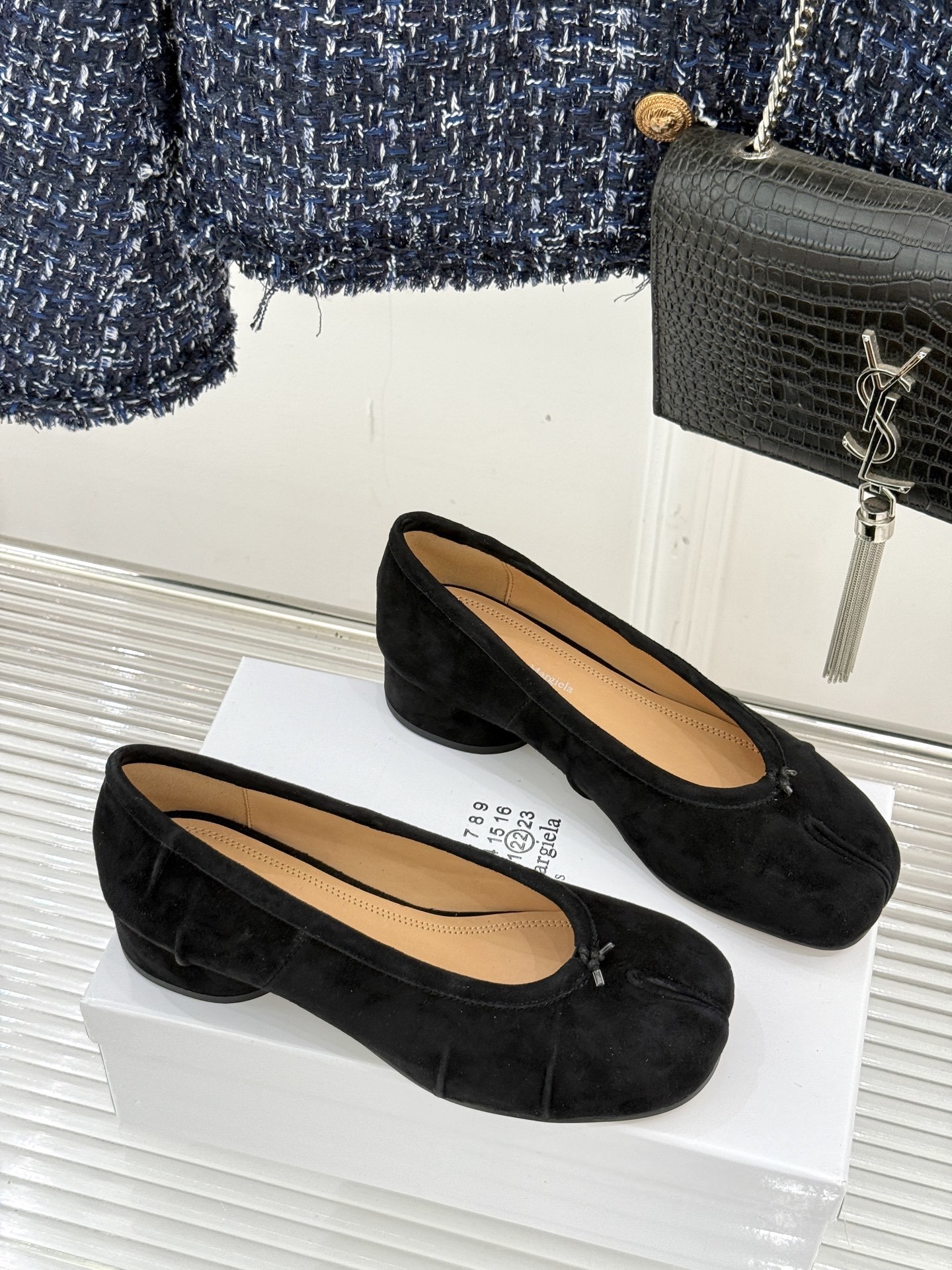 MaisonMargiela/MM6经典褶皱分趾圆跟芭蕾舞MM6带来了一款极具个性与时尚感的芭蕾舞鞋将经