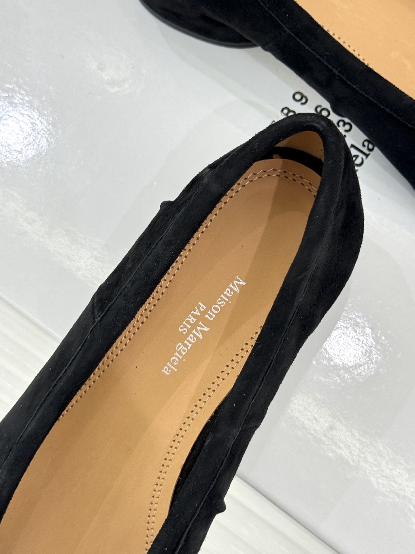 MaisonMargiela/MM6经典褶皱分趾圆跟芭蕾舞MM6带来了一款极具个性与时尚感的芭蕾舞鞋将经