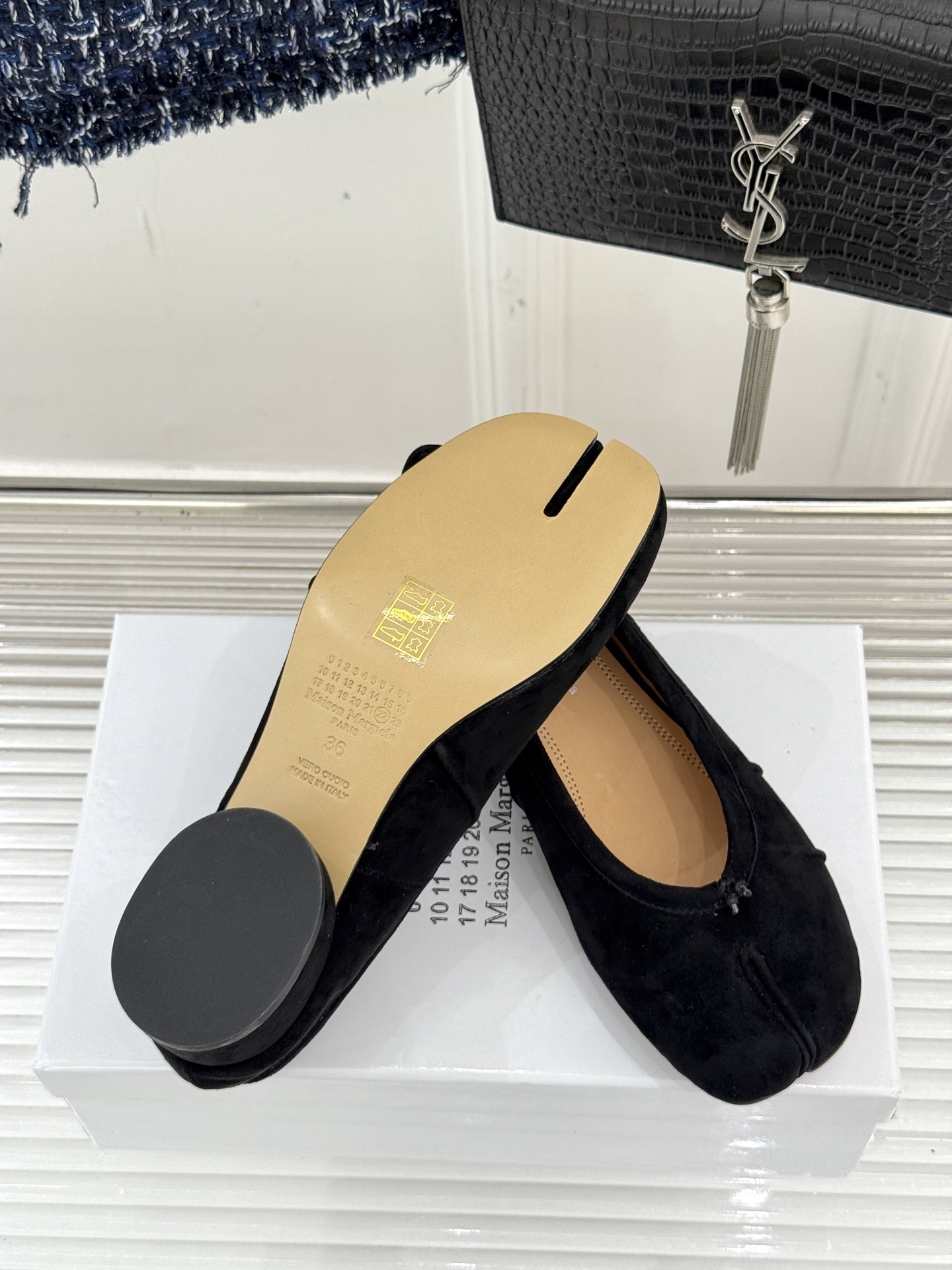 MaisonMargiela/MM6经典褶皱分趾圆跟芭蕾舞MM6带来了一款极具个性与时尚感的芭蕾舞鞋将经
