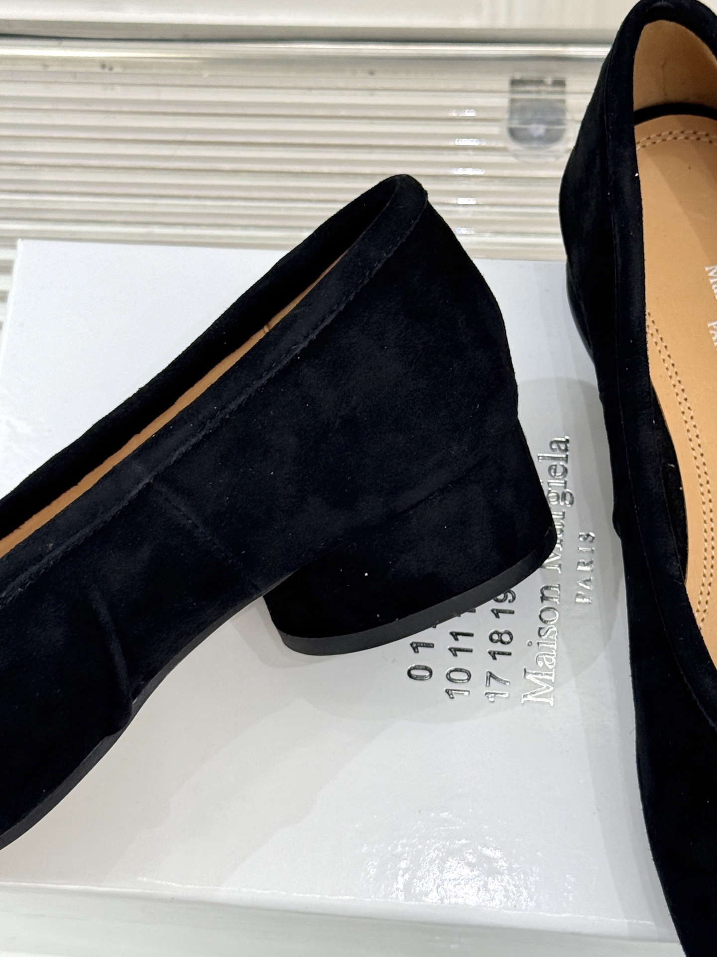 MaisonMargiela/MM6经典褶皱分趾圆跟芭蕾舞MM6带来了一款极具个性与时尚感的芭蕾舞鞋将经