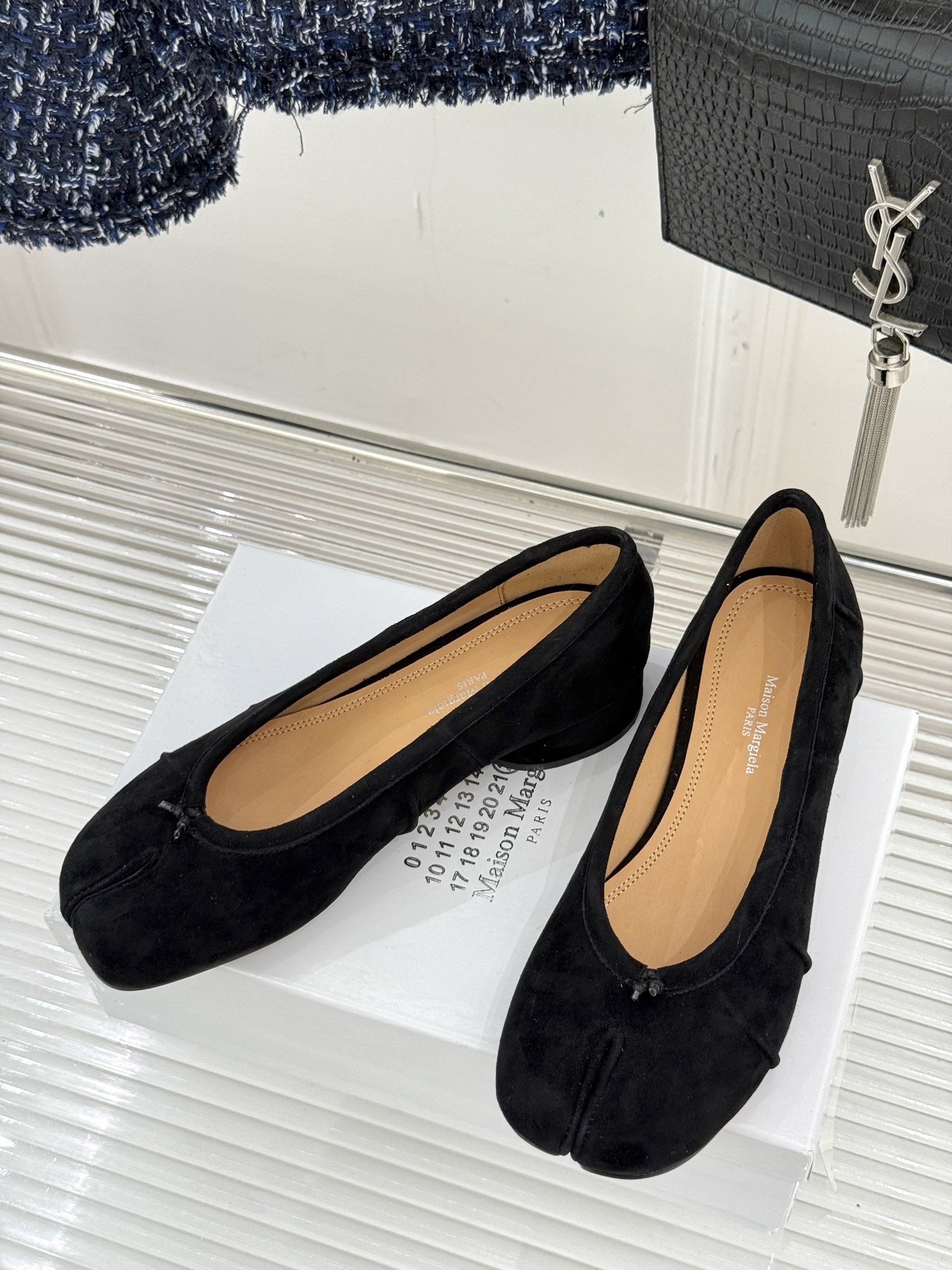 MaisonMargiela/MM6经典褶皱分趾圆跟芭蕾舞MM6带来了一款极具个性与时尚感的芭蕾舞鞋将经