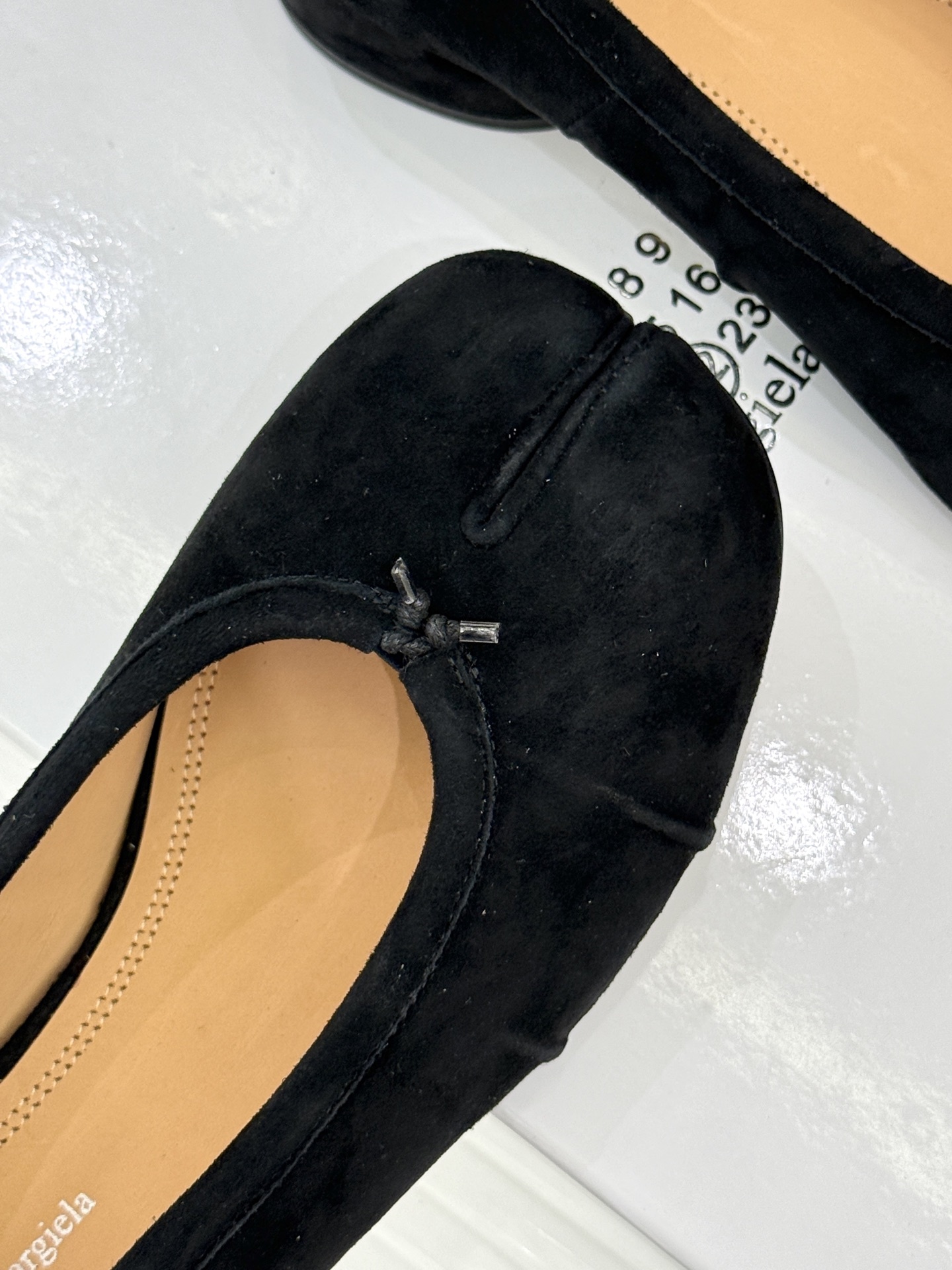 MaisonMargiela/MM6经典褶皱分趾圆跟芭蕾舞MM6带来了一款极具个性与时尚感的芭蕾舞鞋将经