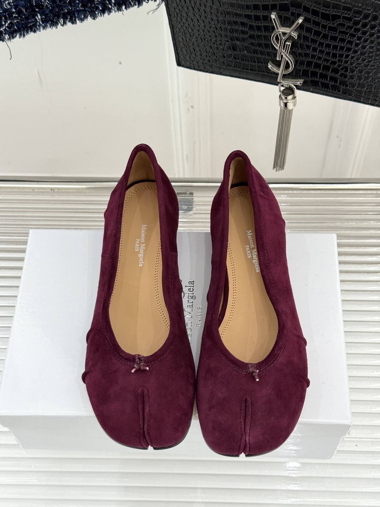 MaisonMargiela/MM6经典褶皱分趾圆跟芭蕾舞MM6带来了一款极具个性与时尚感的芭蕾舞鞋将经