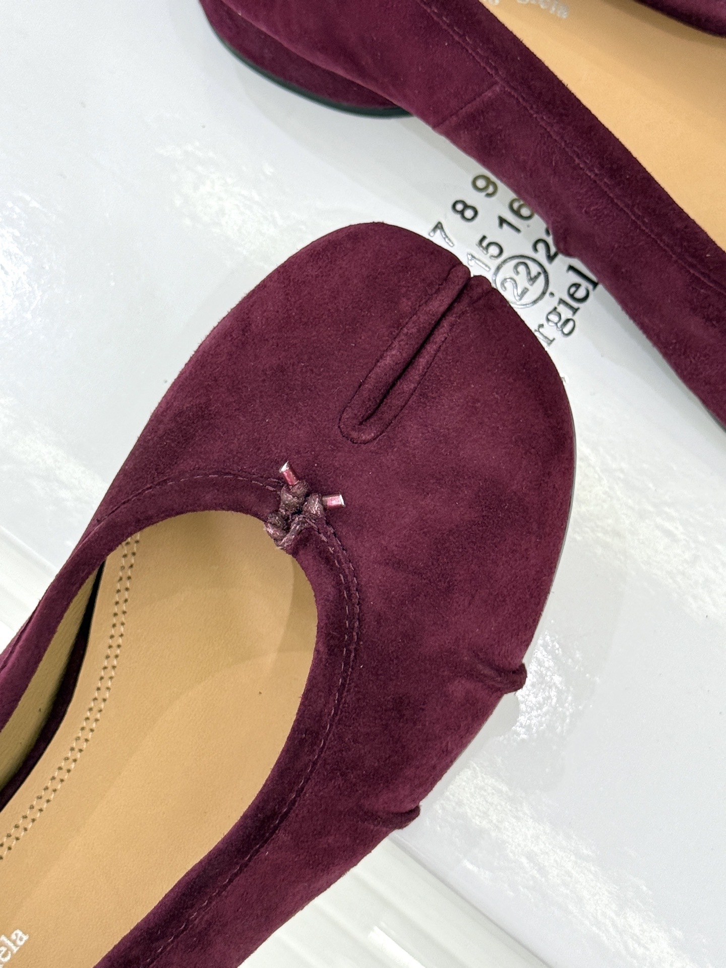 MaisonMargiela/MM6经典褶皱分趾圆跟芭蕾舞MM6带来了一款极具个性与时尚感的芭蕾舞鞋将经