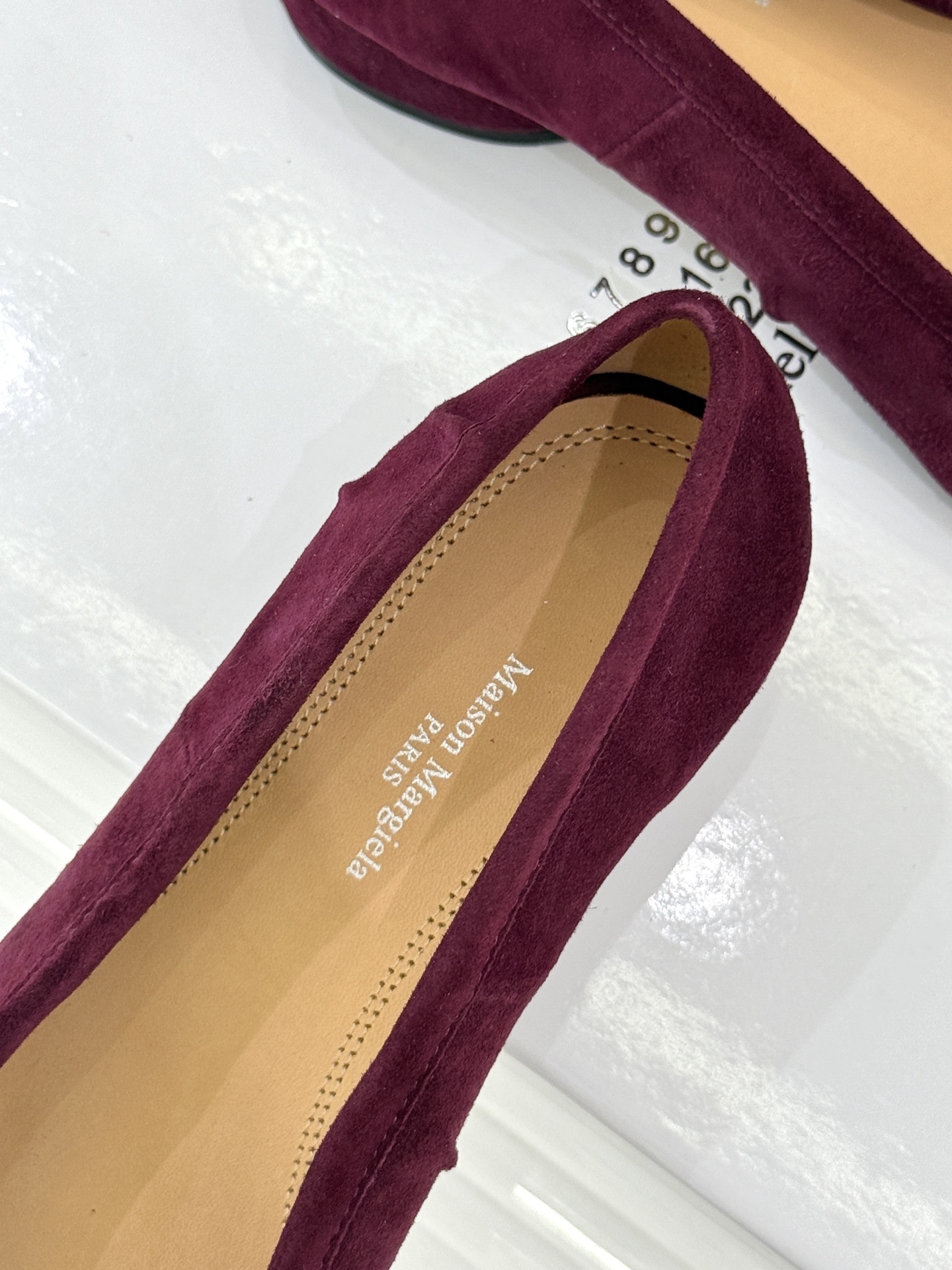 MaisonMargiela/MM6经典褶皱分趾圆跟芭蕾舞MM6带来了一款极具个性与时尚感的芭蕾舞鞋将经