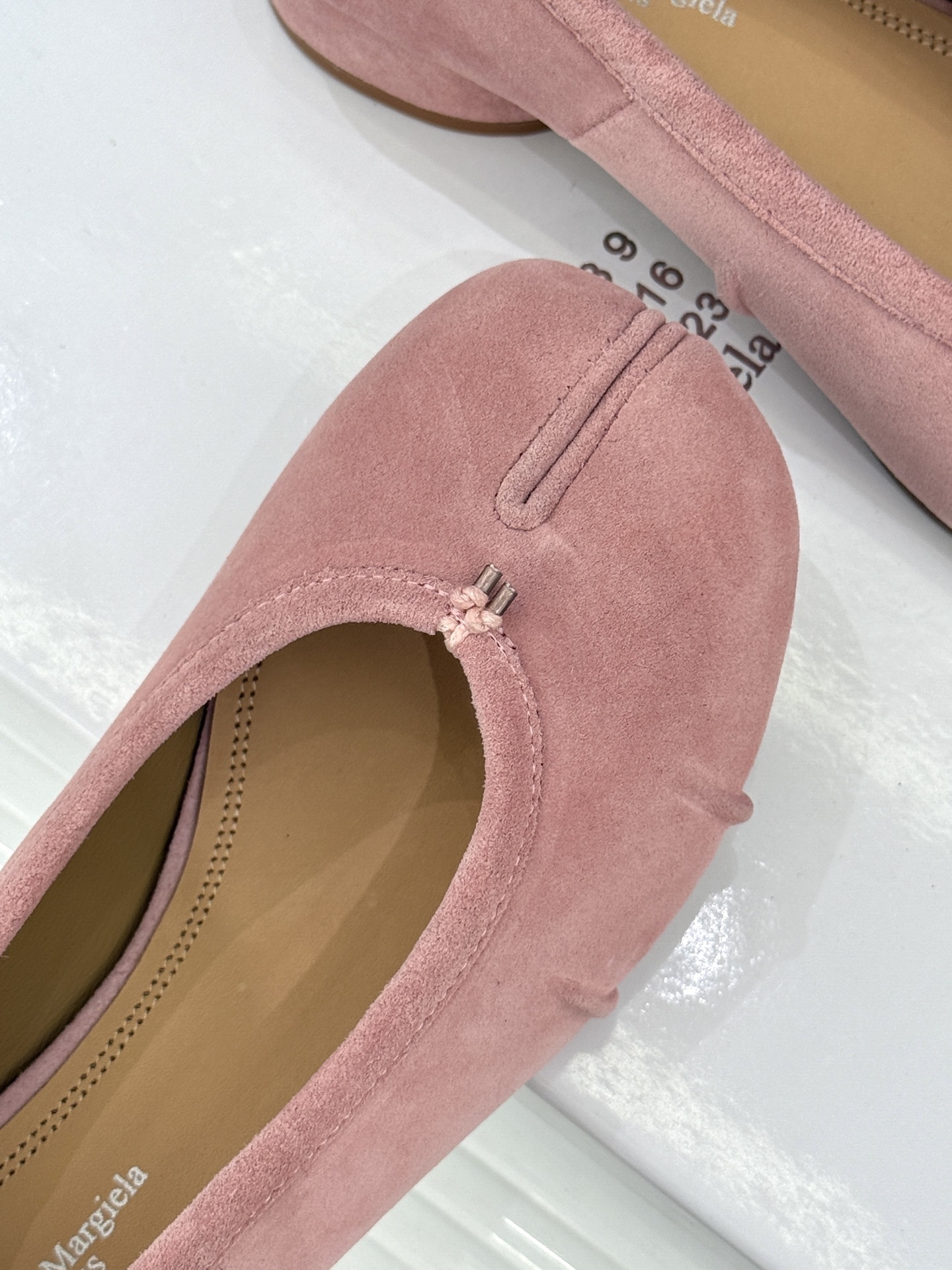 MaisonMargiela/MM6经典褶皱分趾圆跟芭蕾舞MM6带来了一款极具个性与时尚感的芭蕾舞鞋将经