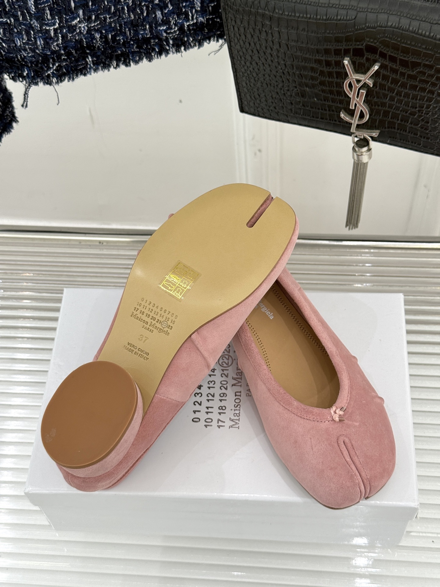 MaisonMargiela/MM6经典褶皱分趾圆跟芭蕾舞MM6带来了一款极具个性与时尚感的芭蕾舞鞋将经