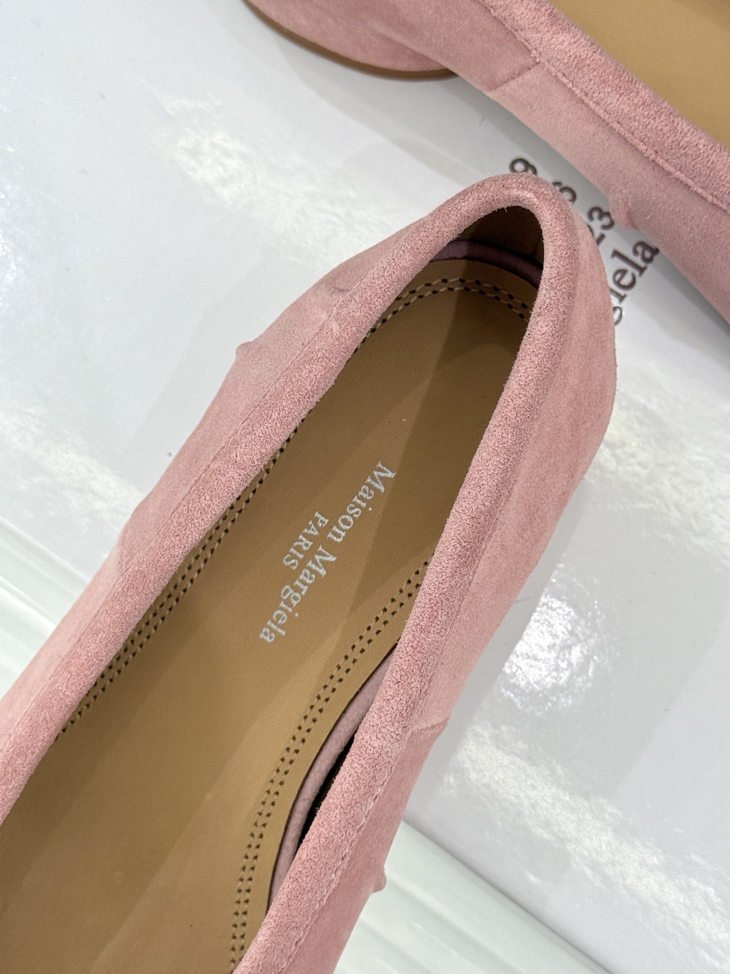 MaisonMargiela/MM6经典褶皱分趾圆跟芭蕾舞MM6带来了一款极具个性与时尚感的芭蕾舞鞋将经