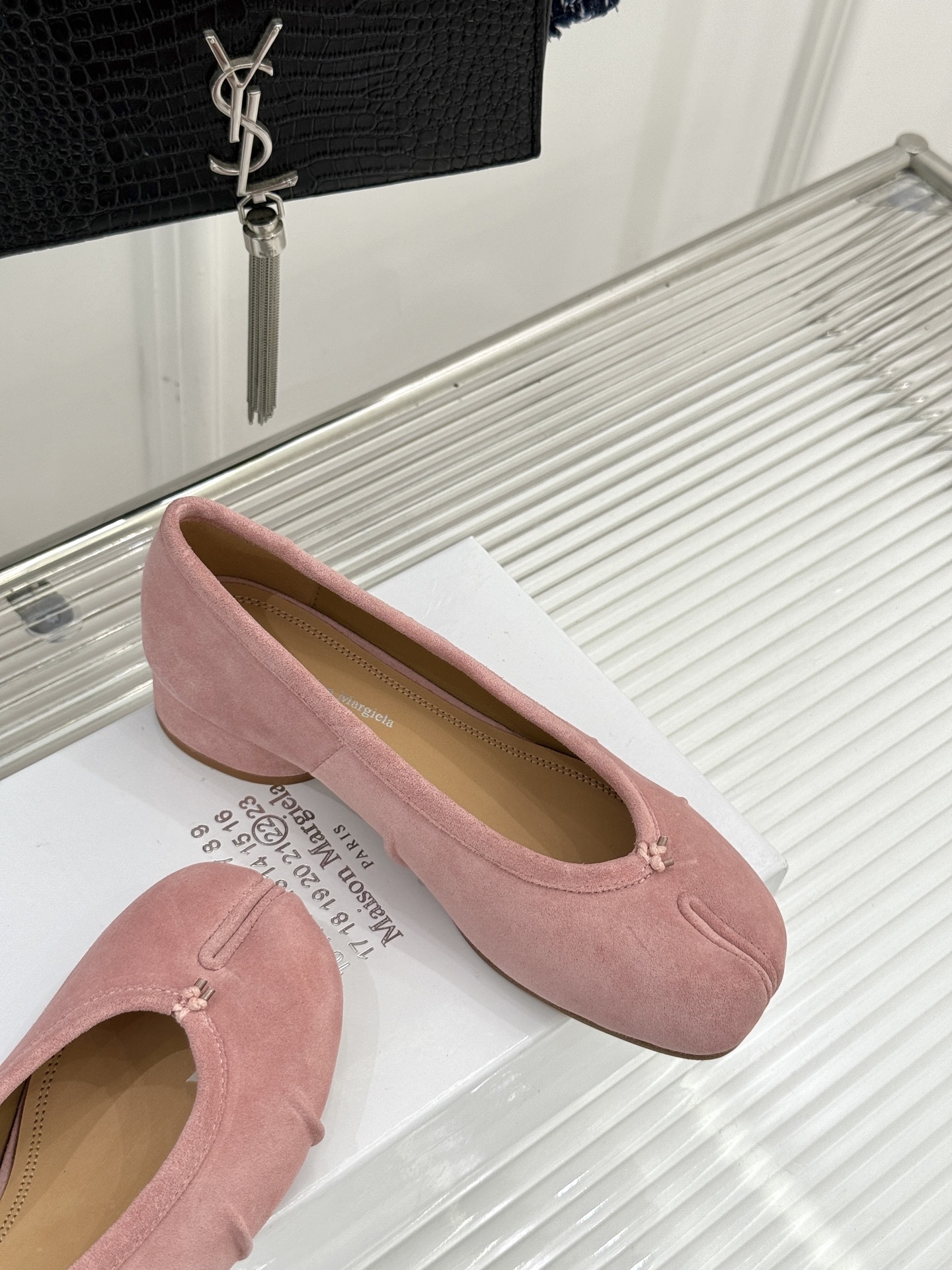 MaisonMargiela/MM6经典褶皱分趾圆跟芭蕾舞MM6带来了一款极具个性与时尚感的芭蕾舞鞋将经