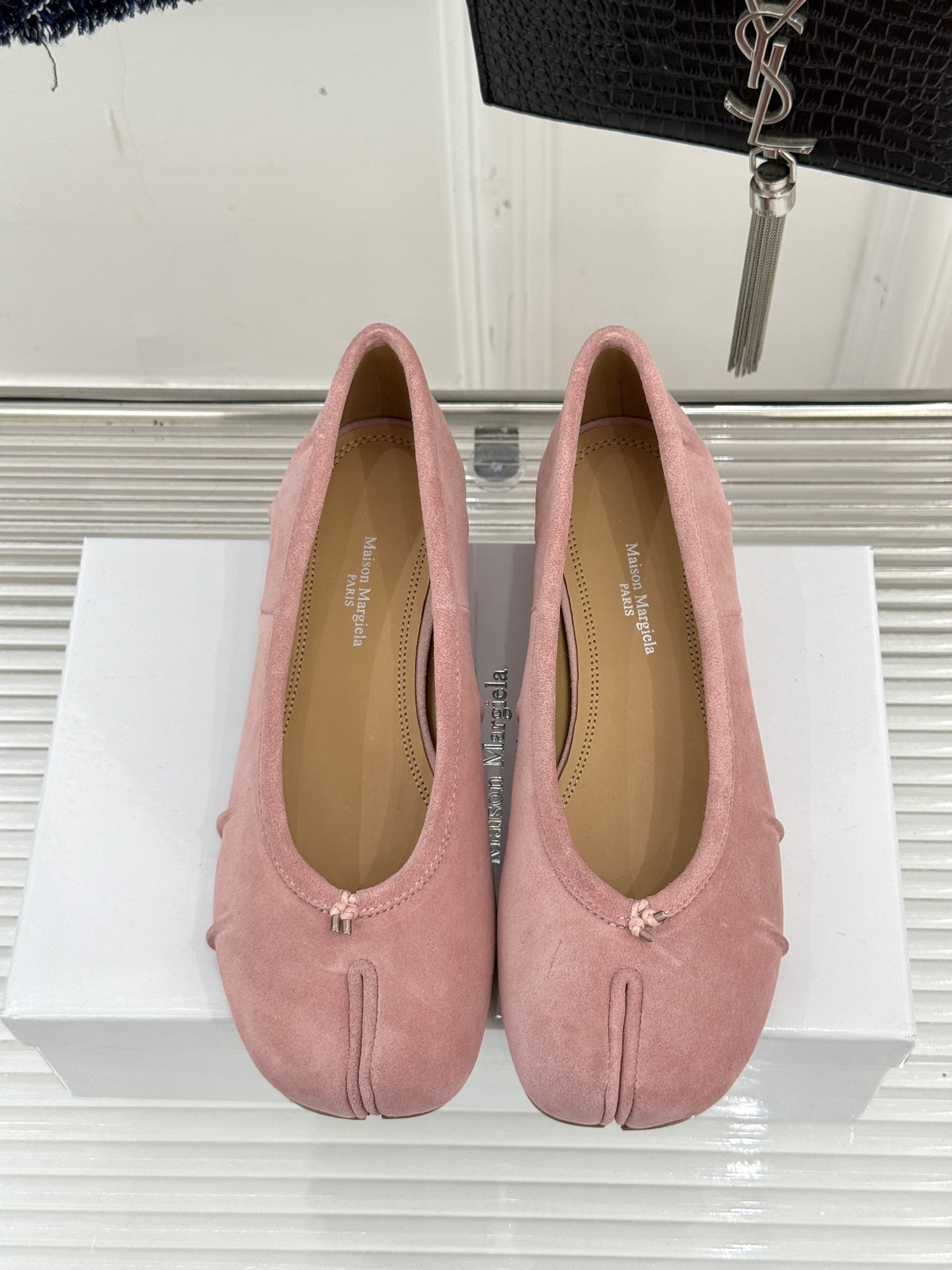 MaisonMargiela/MM6经典褶皱分趾圆跟芭蕾舞MM6带来了一款极具个性与时尚感的芭蕾舞鞋将经
