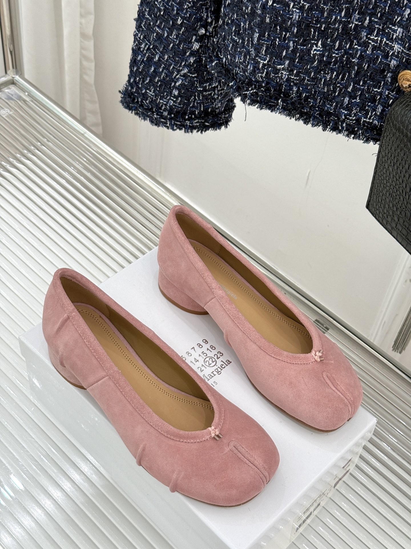 MaisonMargiela/MM6经典褶皱分趾圆跟芭蕾舞MM6带来了一款极具个性与时尚感的芭蕾舞鞋将经