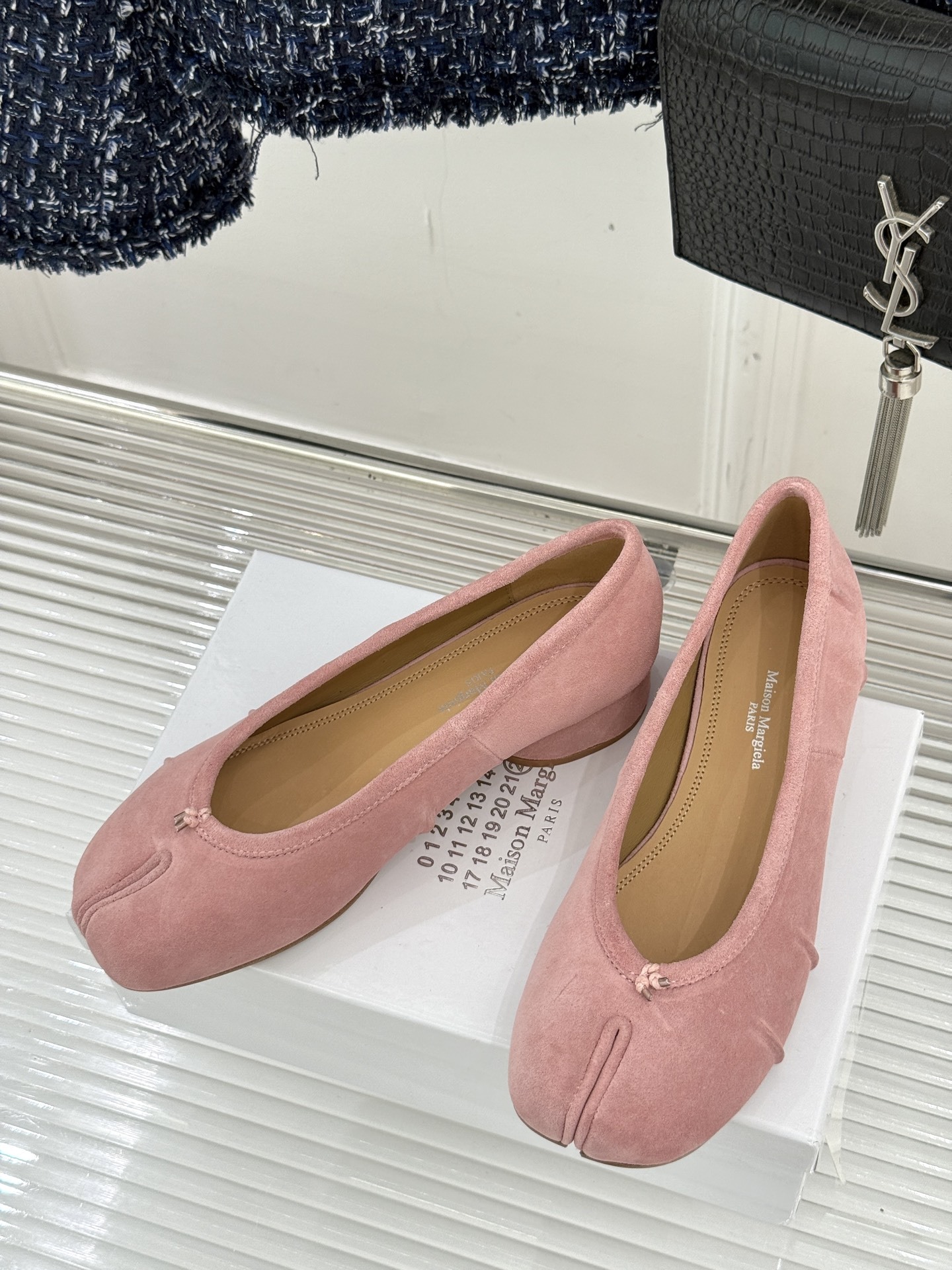 MaisonMargiela/MM6经典褶皱分趾圆跟芭蕾舞MM6带来了一款极具个性与时尚感的芭蕾舞鞋将经