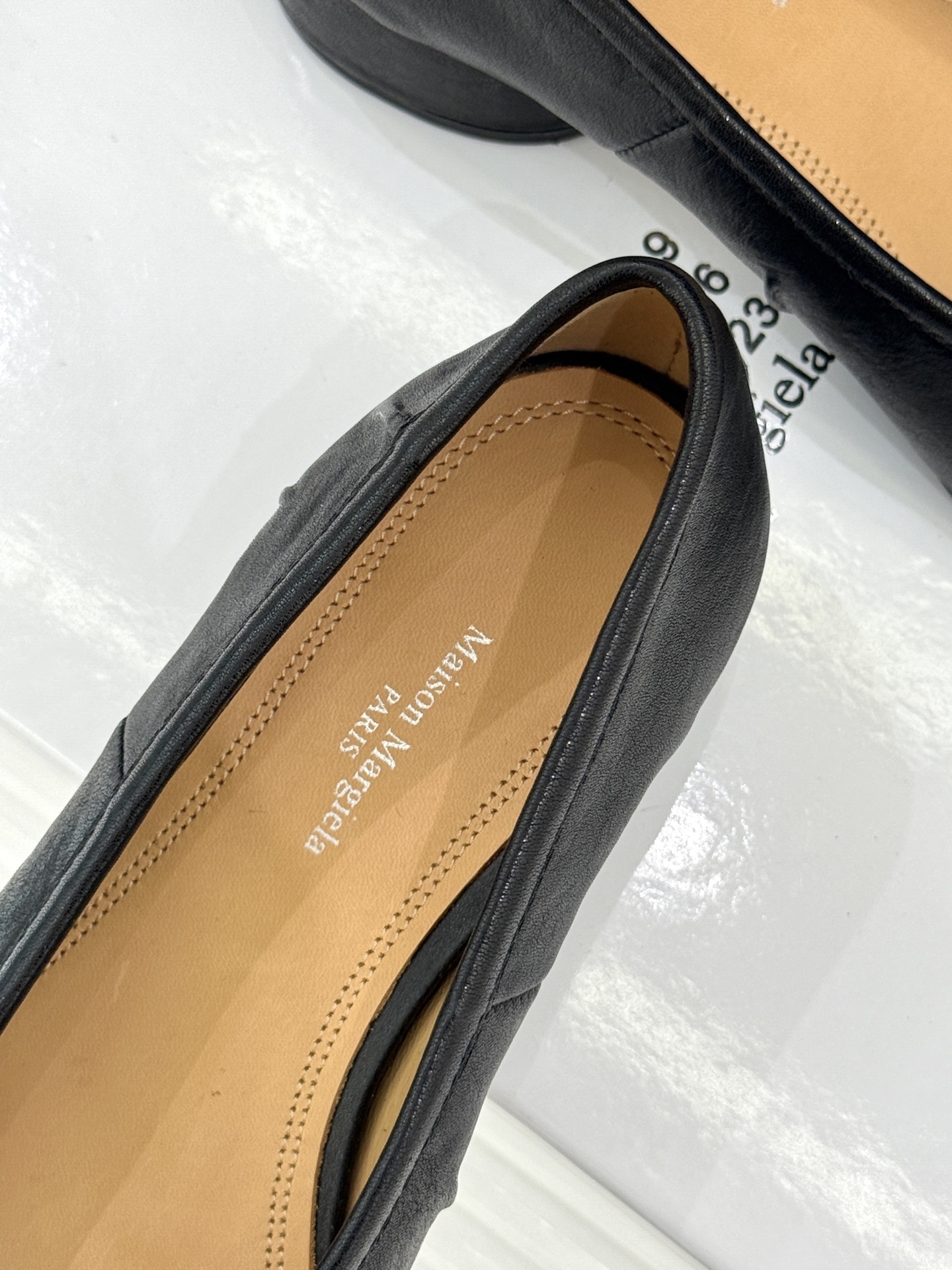 MaisonMargiela/MM6经典褶皱分趾圆跟芭蕾舞MM6带来了一款极具个性与时尚感的芭蕾舞鞋将经