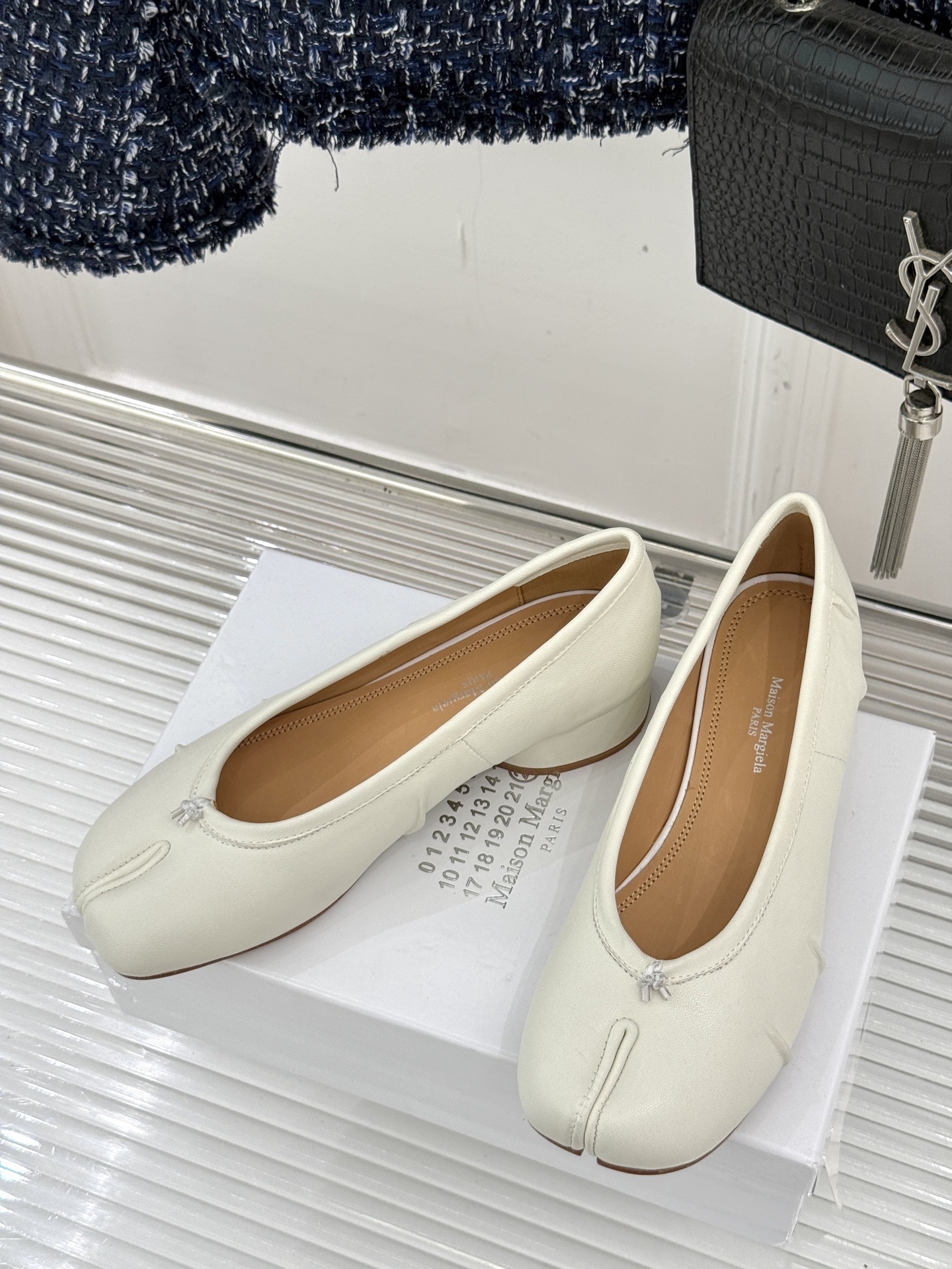 MaisonMargiela/MM6经典褶皱分趾圆跟芭蕾舞MM6带来了一款极具个性与时尚感的芭蕾舞鞋将经