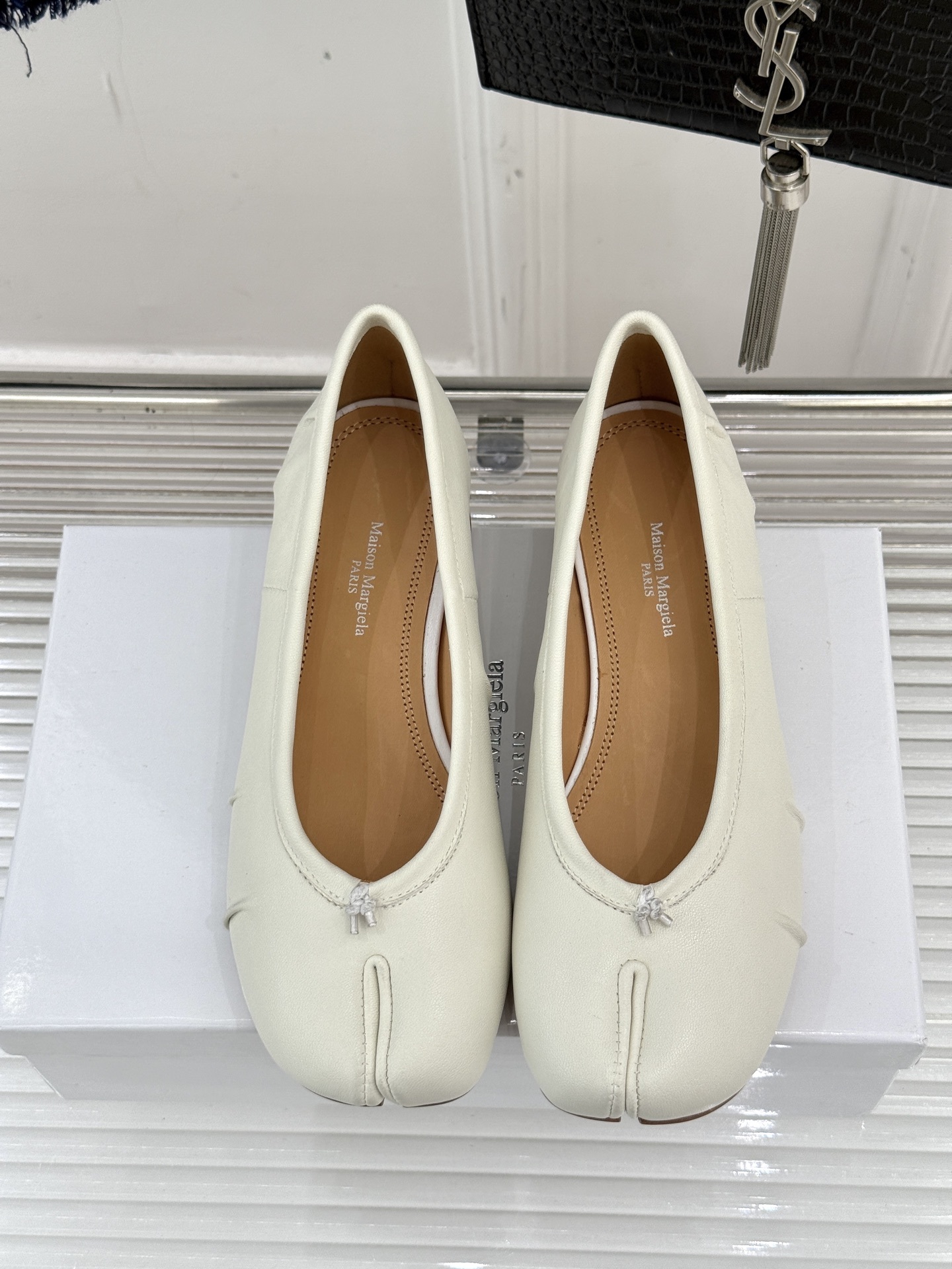 MaisonMargiela/MM6经典褶皱分趾圆跟芭蕾舞MM6带来了一款极具个性与时尚感的芭蕾舞鞋将经