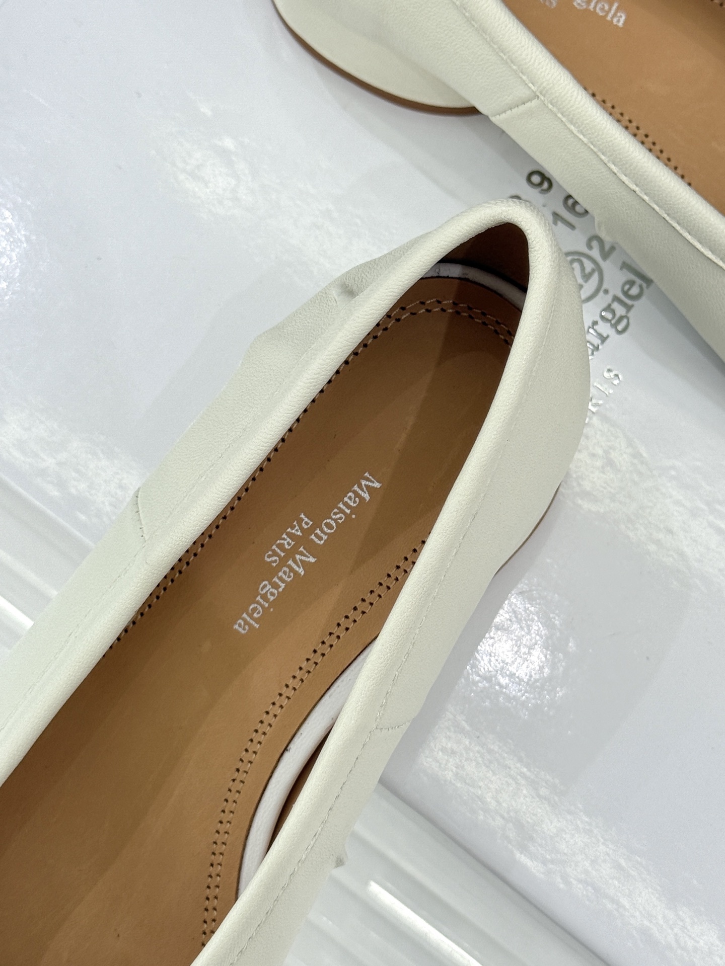 MaisonMargiela/MM6经典褶皱分趾圆跟芭蕾舞MM6带来了一款极具个性与时尚感的芭蕾舞鞋将经