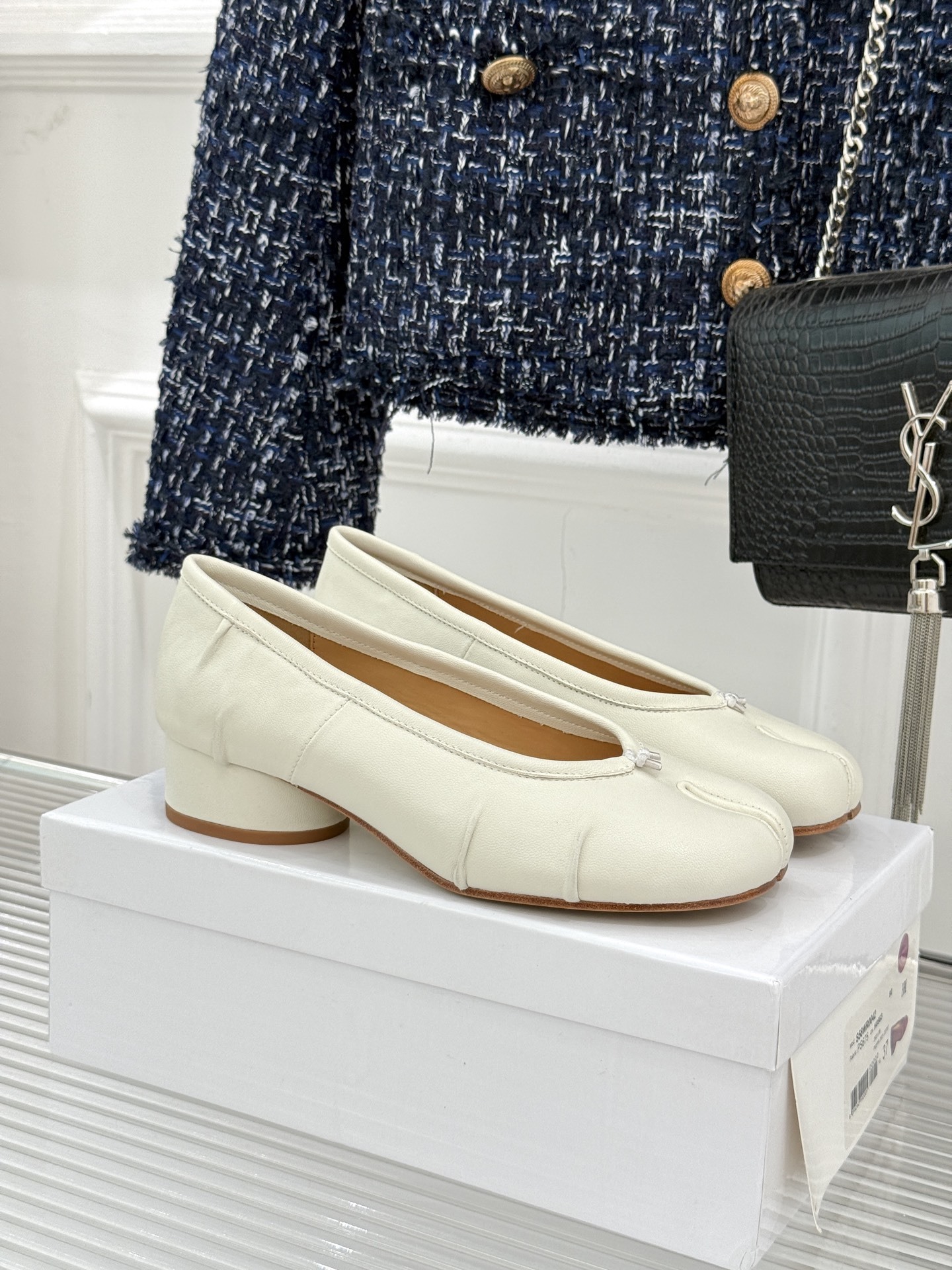 MaisonMargiela/MM6经典褶皱分趾圆跟芭蕾舞MM6带来了一款极具个性与时尚感的芭蕾舞鞋将经