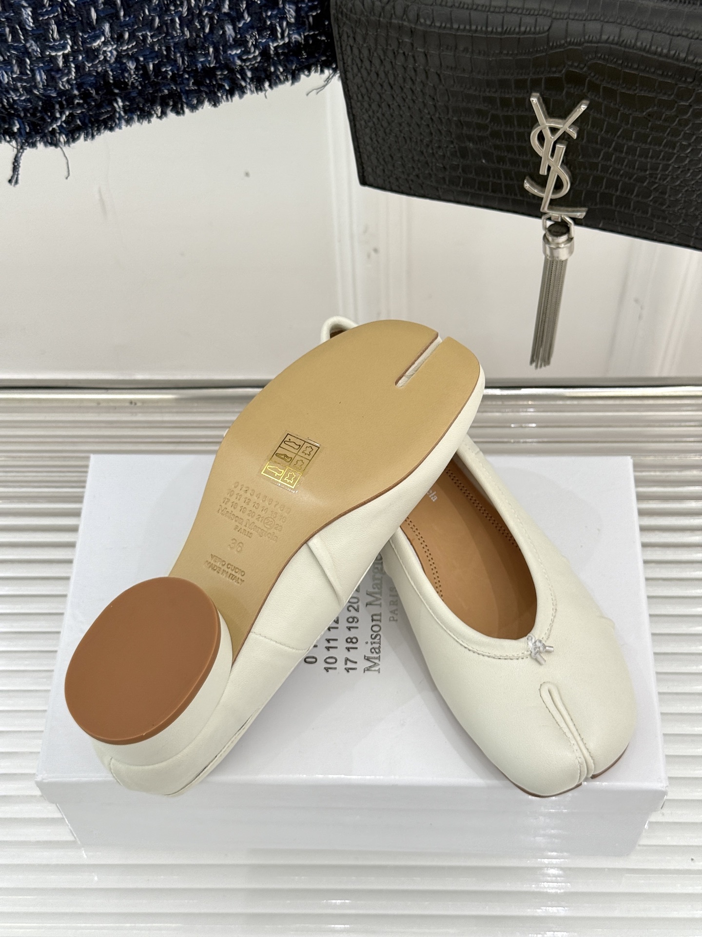 MaisonMargiela/MM6经典褶皱分趾圆跟芭蕾舞MM6带来了一款极具个性与时尚感的芭蕾舞鞋将经