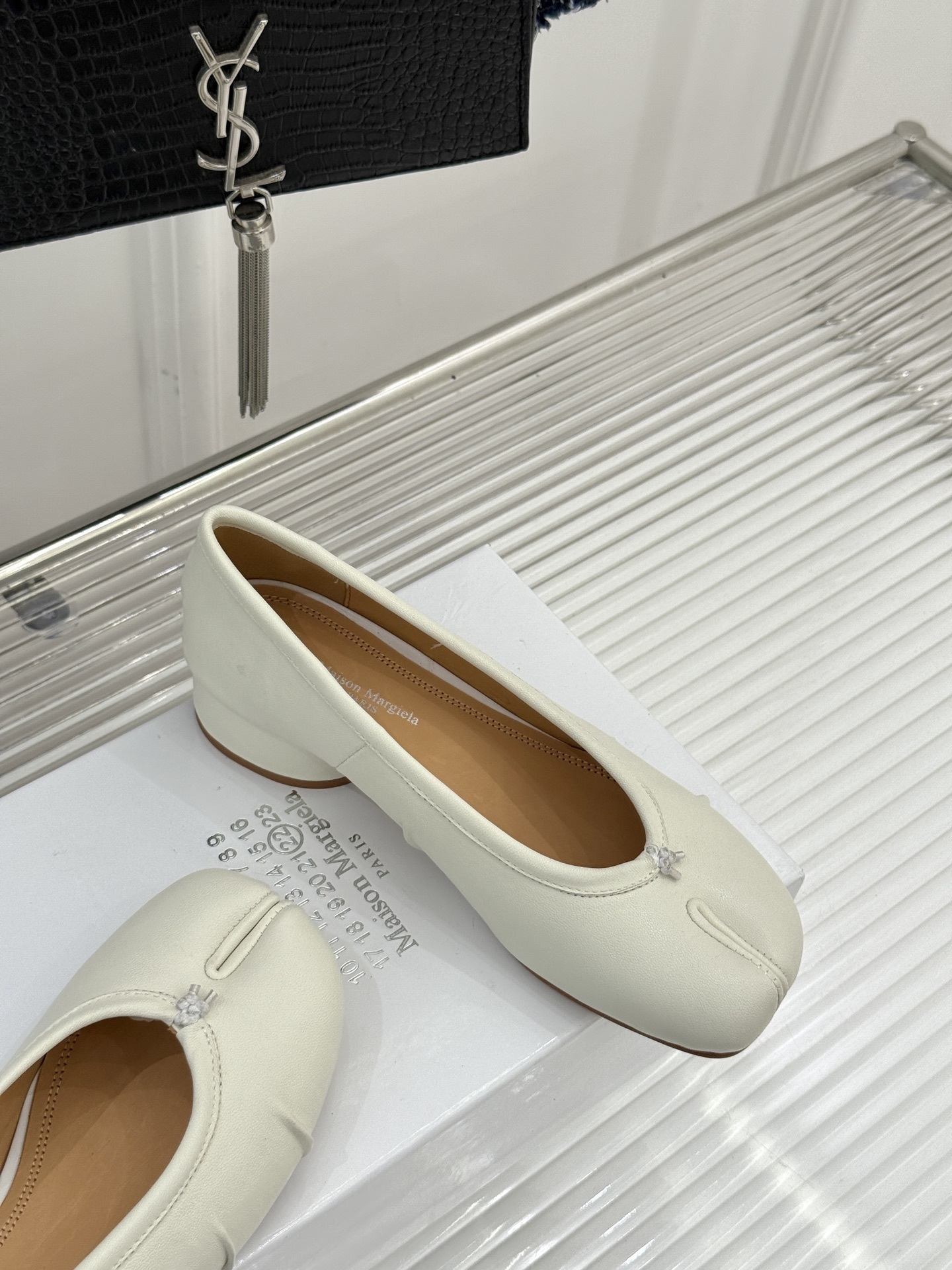 MaisonMargiela/MM6经典褶皱分趾圆跟芭蕾舞MM6带来了一款极具个性与时尚感的芭蕾舞鞋将经