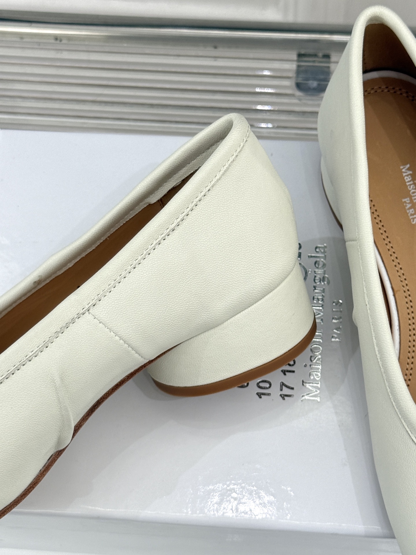 MaisonMargiela/MM6经典褶皱分趾圆跟芭蕾舞MM6带来了一款极具个性与时尚感的芭蕾舞鞋将经