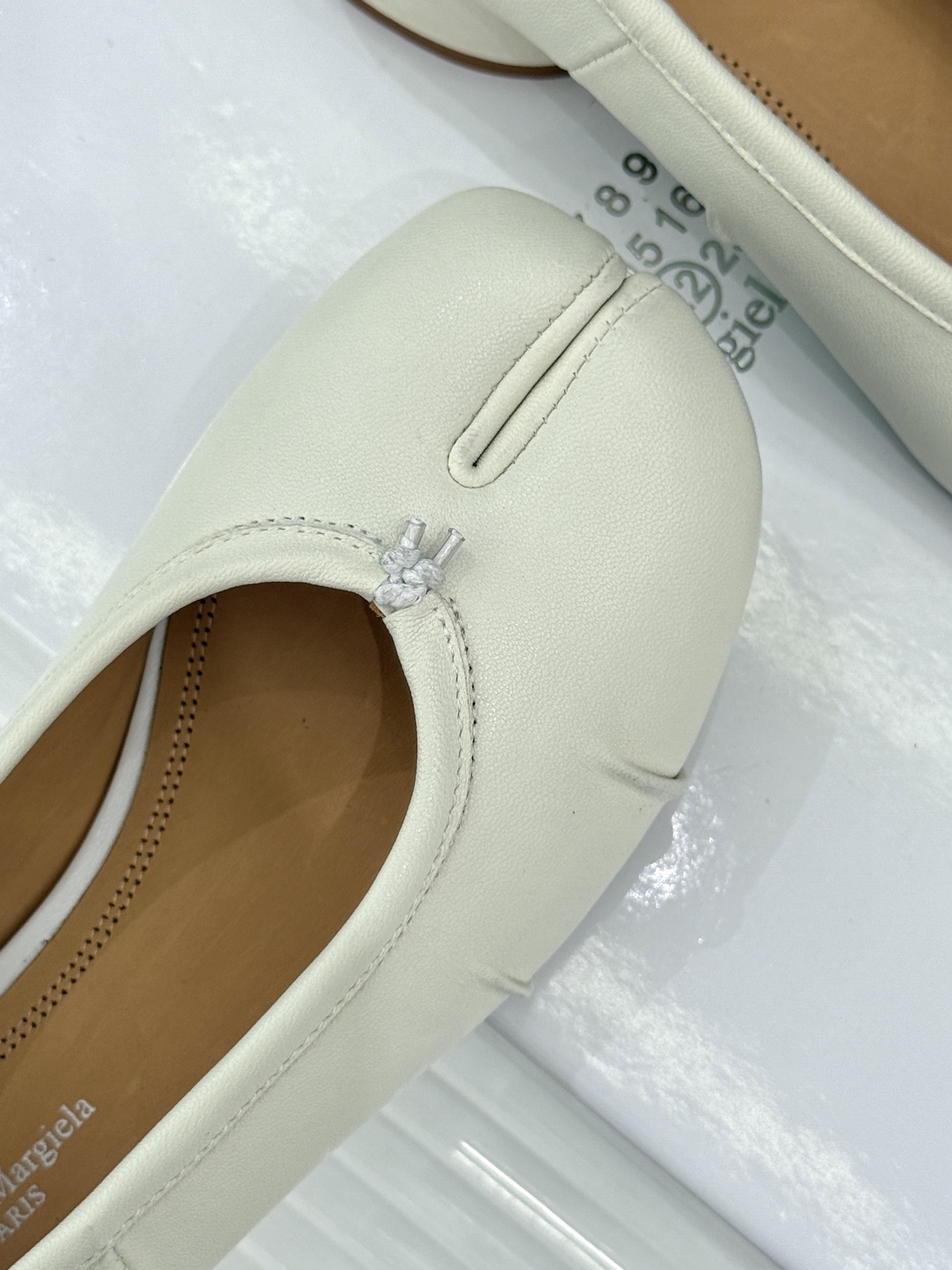 MaisonMargiela/MM6经典褶皱分趾圆跟芭蕾舞MM6带来了一款极具个性与时尚感的芭蕾舞鞋将经