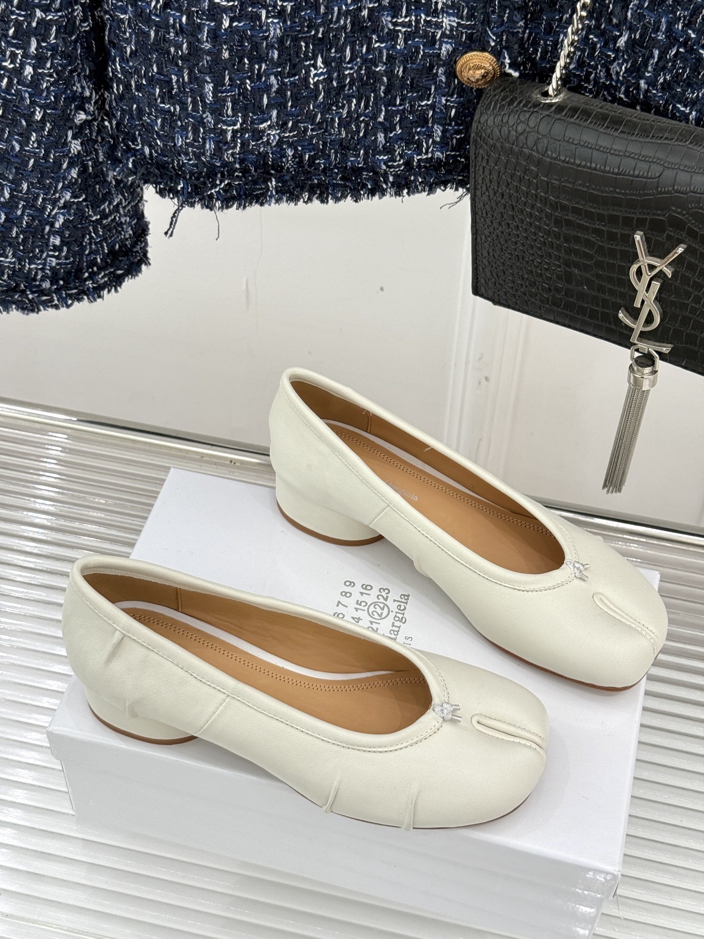 MaisonMargiela/MM6经典褶皱分趾圆跟芭蕾舞MM6带来了一款极具个性与时尚感的芭蕾舞鞋将经