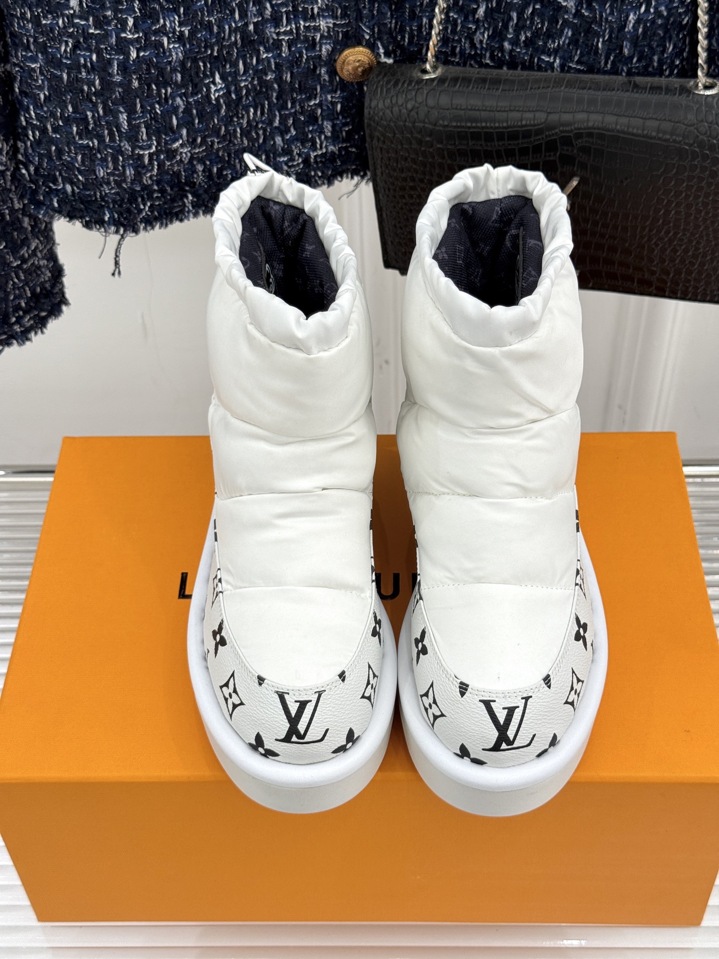 L*V驴牌25WF秋季新品老花羽绒靴雪地靴踏入银装素裹的世界 怎能少了lv羽绒靴？它不只是雪地靴 更是时