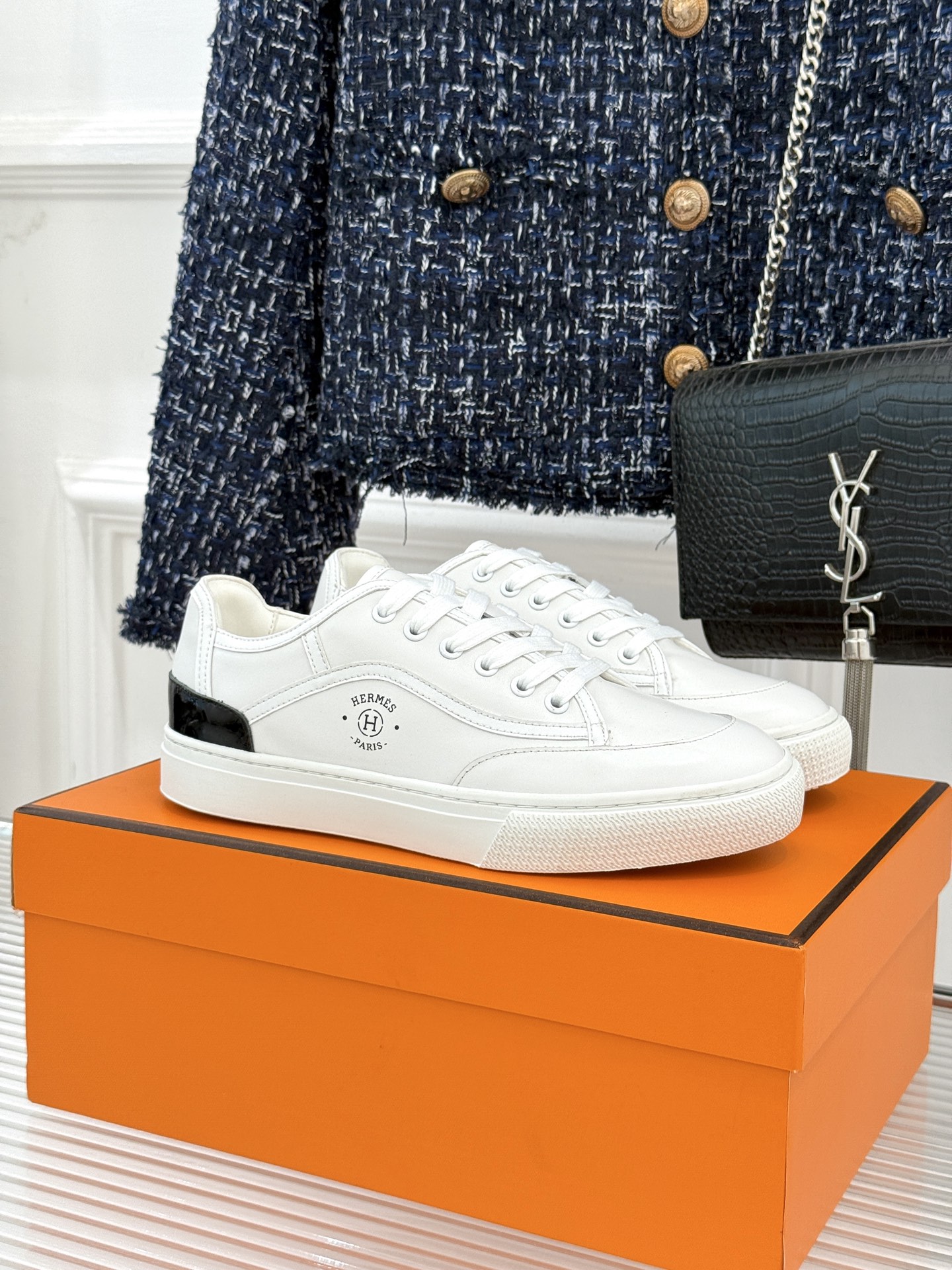 Hermès/爱马仕经典情侣款小白鞋简约而不失优雅设计风格每一处细节都彰显着品牌的匠心独运。以简洁流畅的