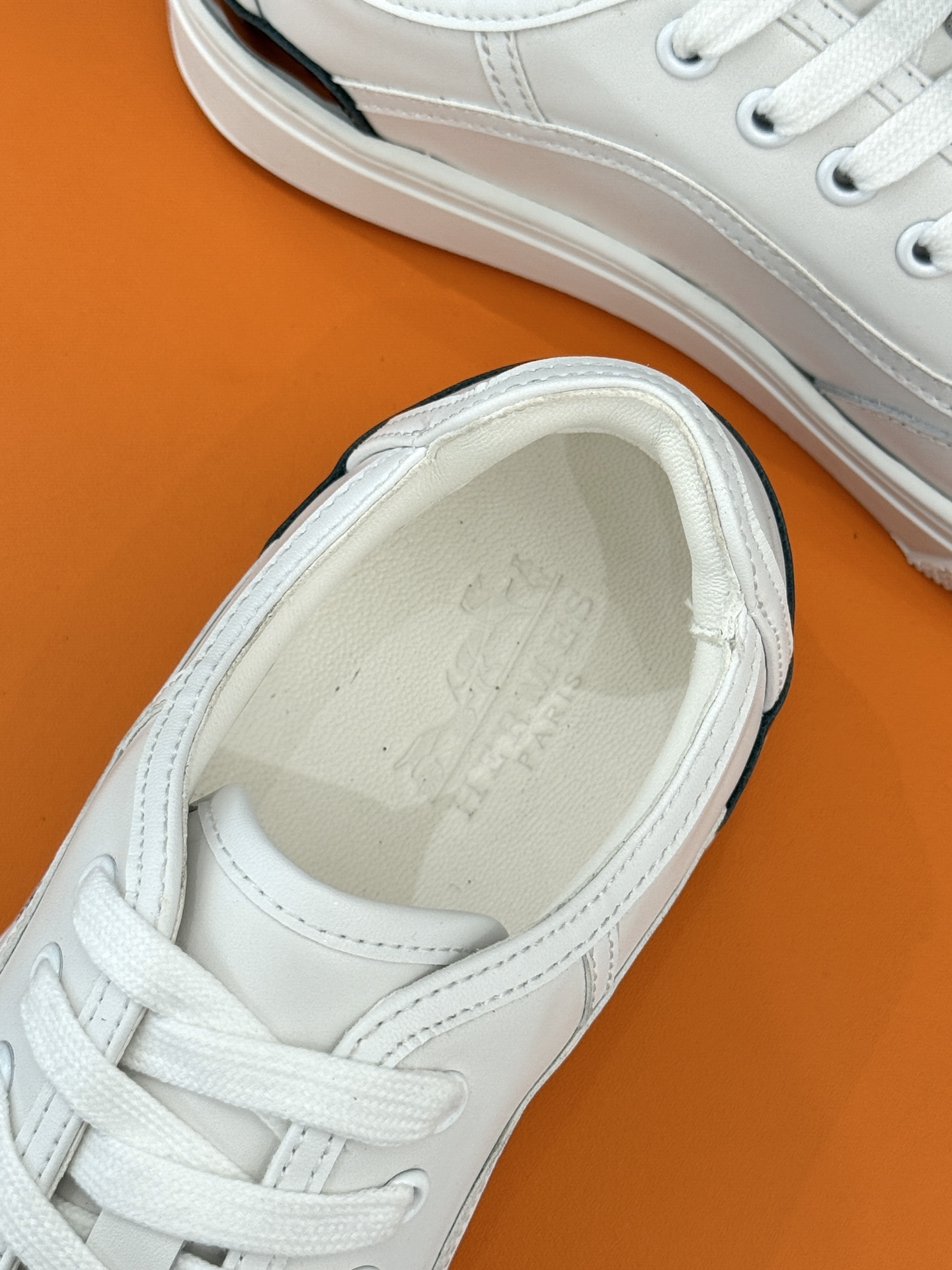 Hermès/爱马仕经典情侣款小白鞋简约而不失优雅设计风格每一处细节都彰显着品牌的匠心独运。以简洁流畅的