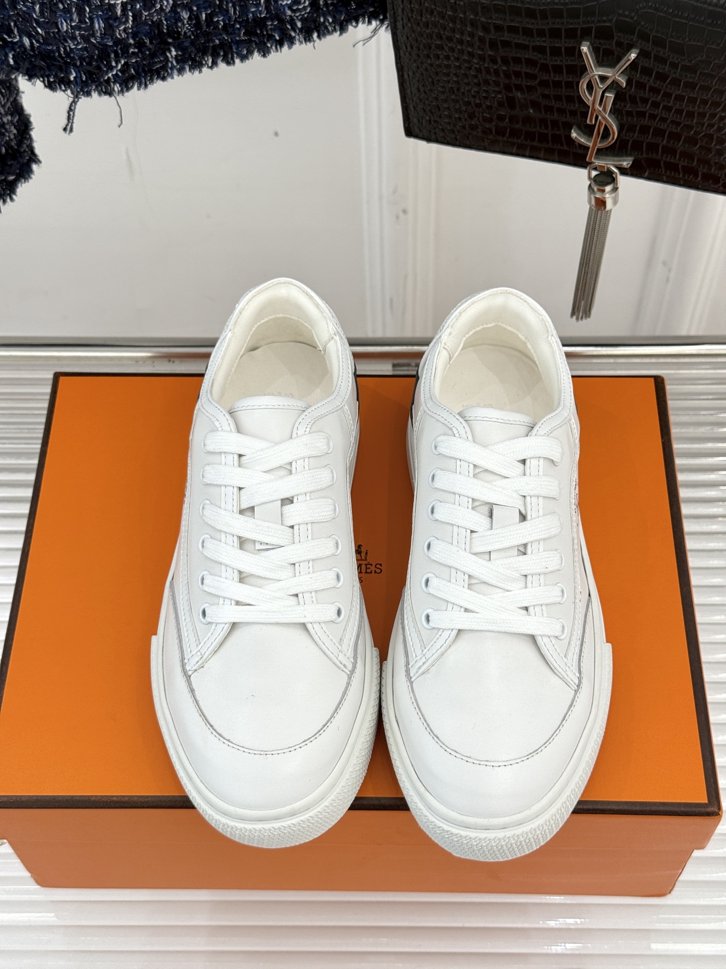 Hermès/爱马仕经典情侣款小白鞋简约而不失优雅设计风格每一处细节都彰显着品牌的匠心独运。以简洁流畅的