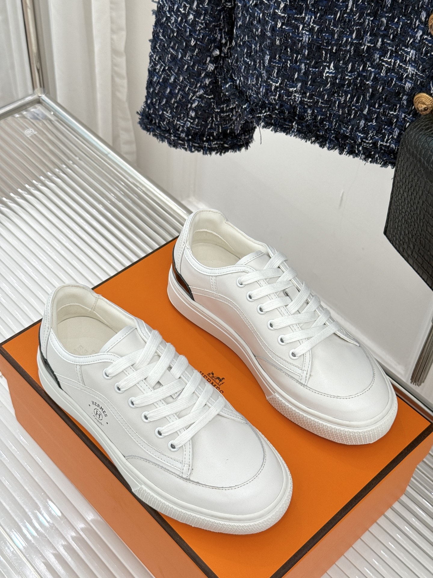 Hermès/爱马仕经典情侣款小白鞋简约而不失优雅设计风格每一处细节都彰显着品牌的匠心独运。以简洁流畅的