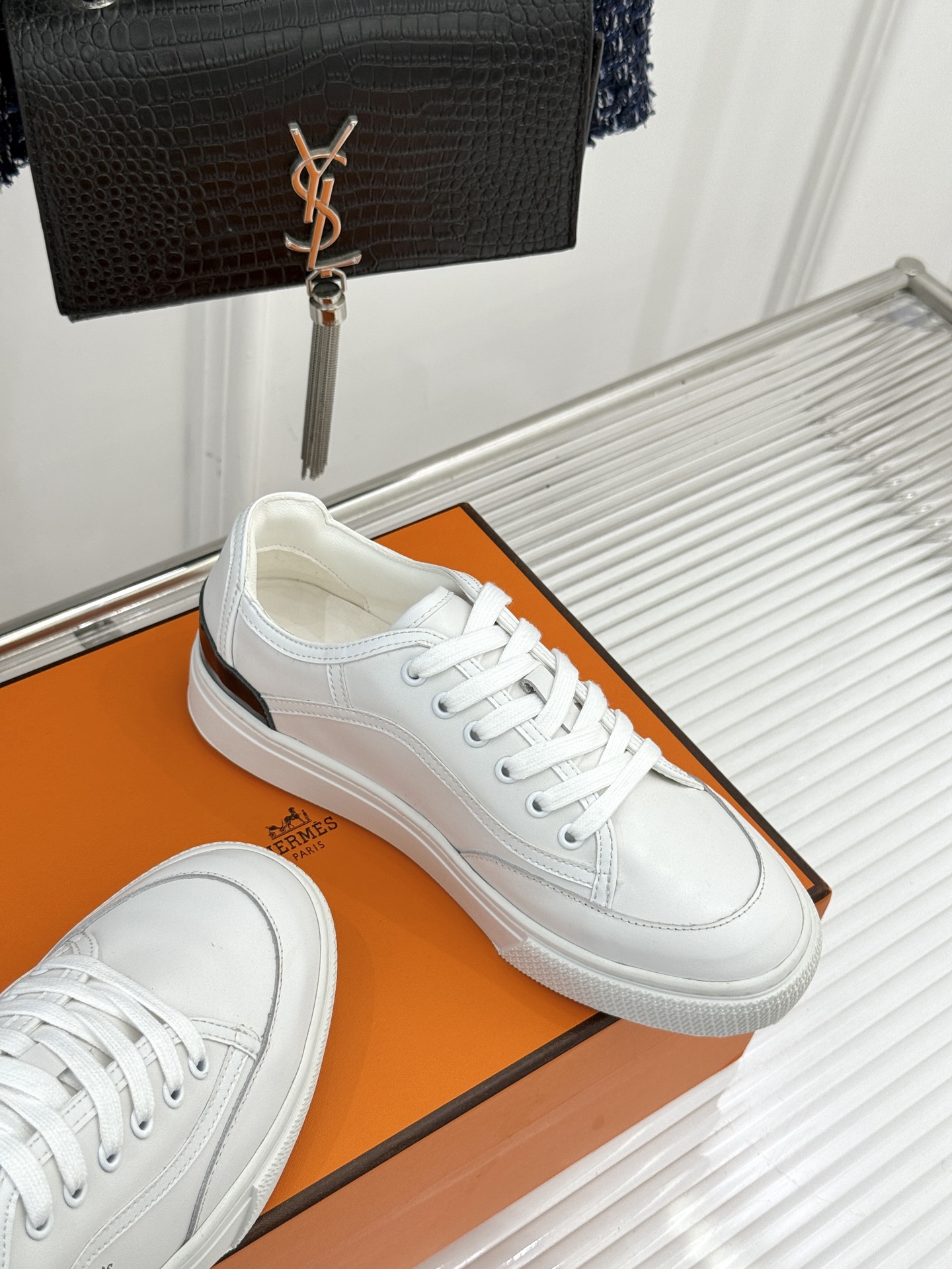 Hermès/爱马仕经典情侣款小白鞋简约而不失优雅设计风格每一处细节都彰显着品牌的匠心独运。以简洁流畅的