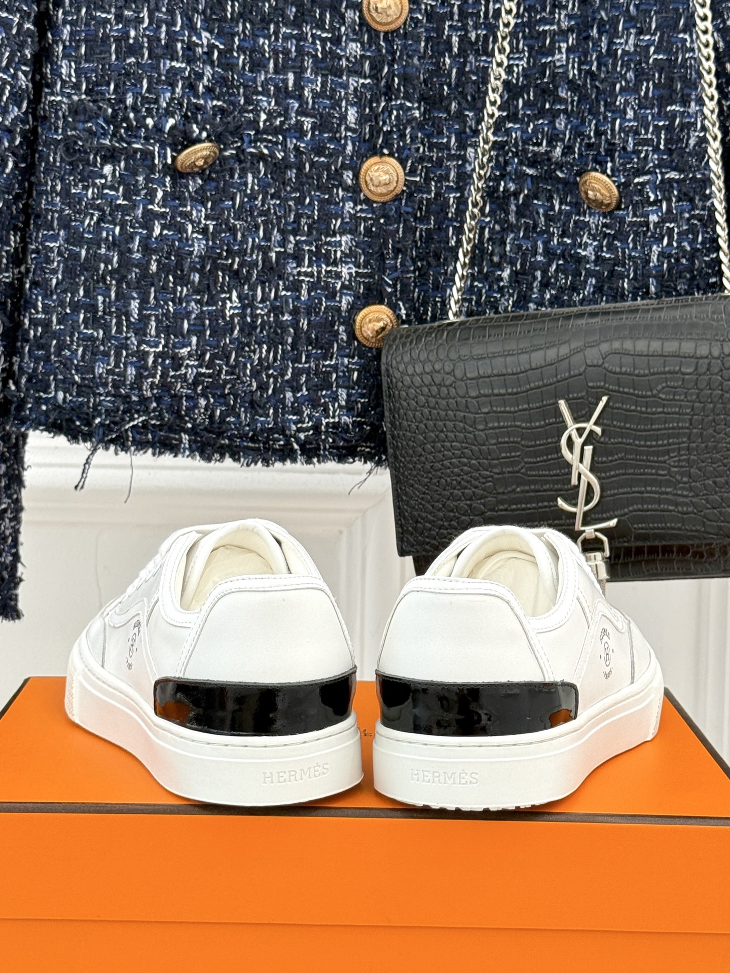 Hermès/爱马仕经典情侣款小白鞋简约而不失优雅设计风格每一处细节都彰显着品牌的匠心独运。以简洁流畅的