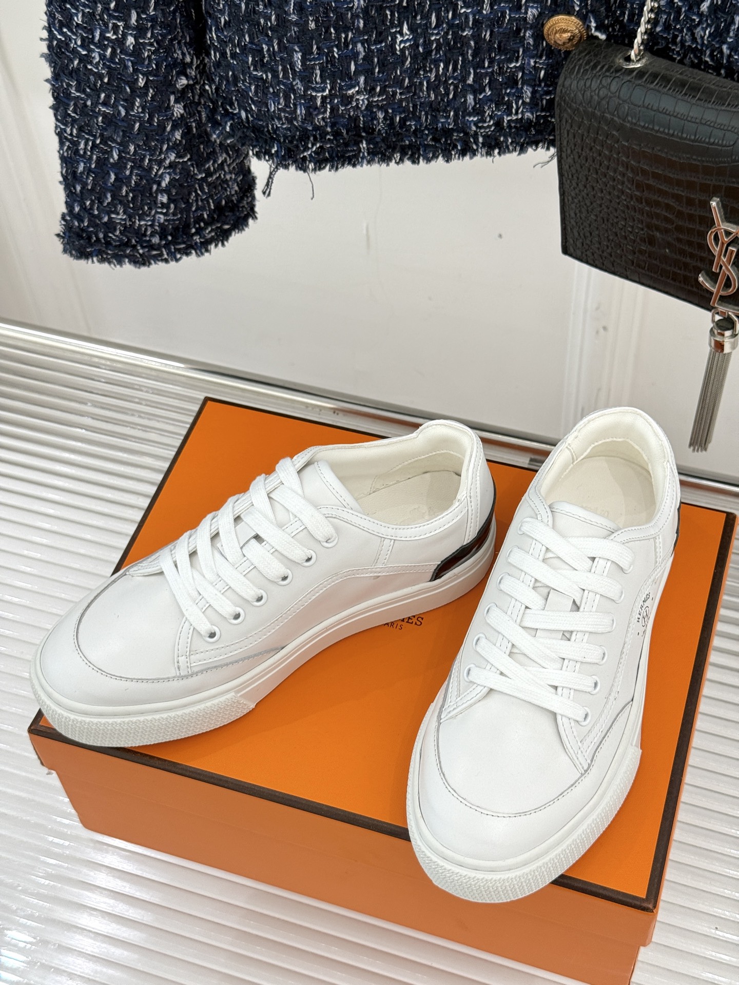 Hermès/爱马仕经典情侣款小白鞋简约而不失优雅设计风格每一处细节都彰显着品牌的匠心独运。以简洁流畅的