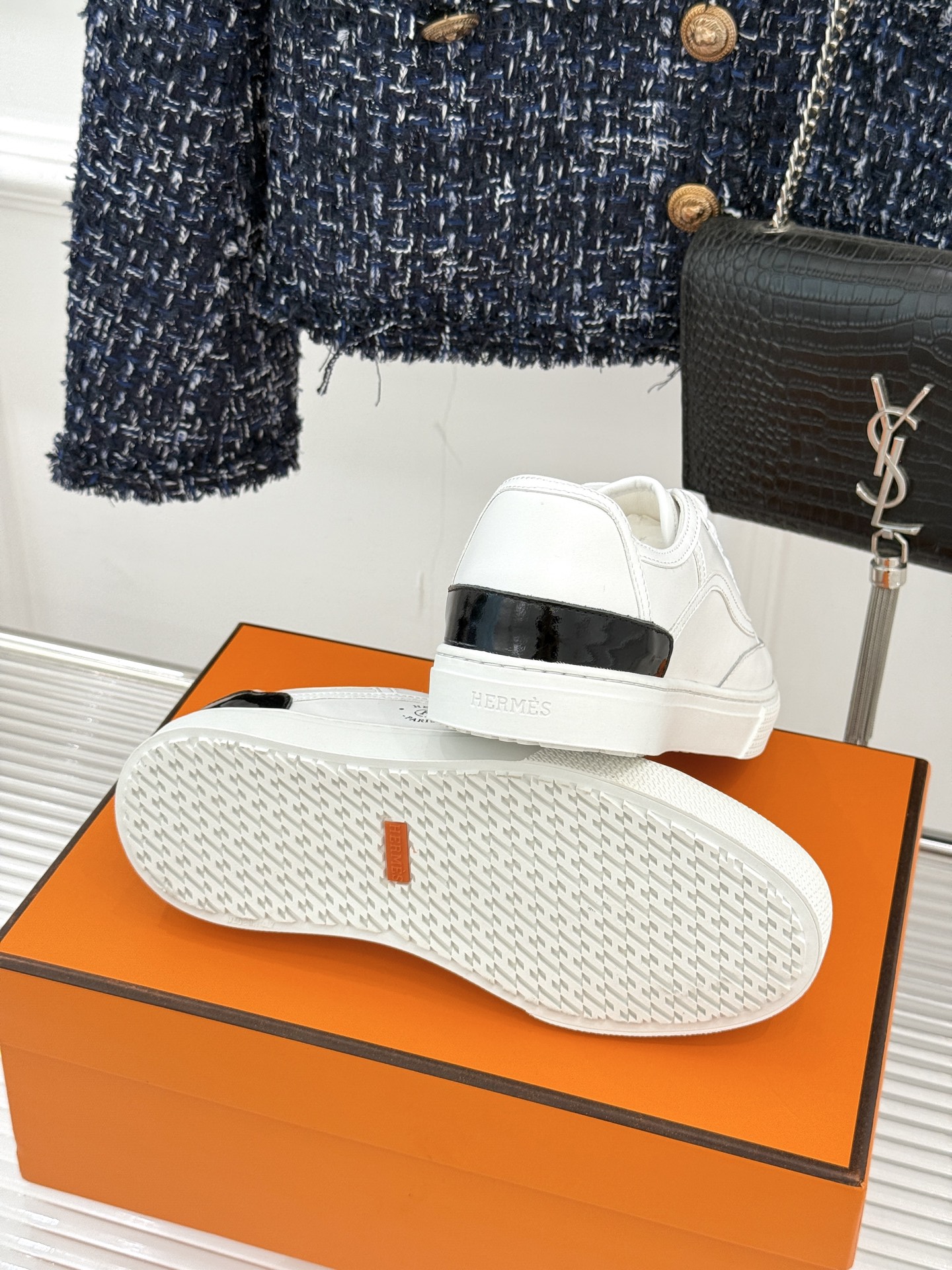 Hermès/爱马仕经典情侣款小白鞋简约而不失优雅设计风格每一处细节都彰显着品牌的匠心独运。以简洁流畅的