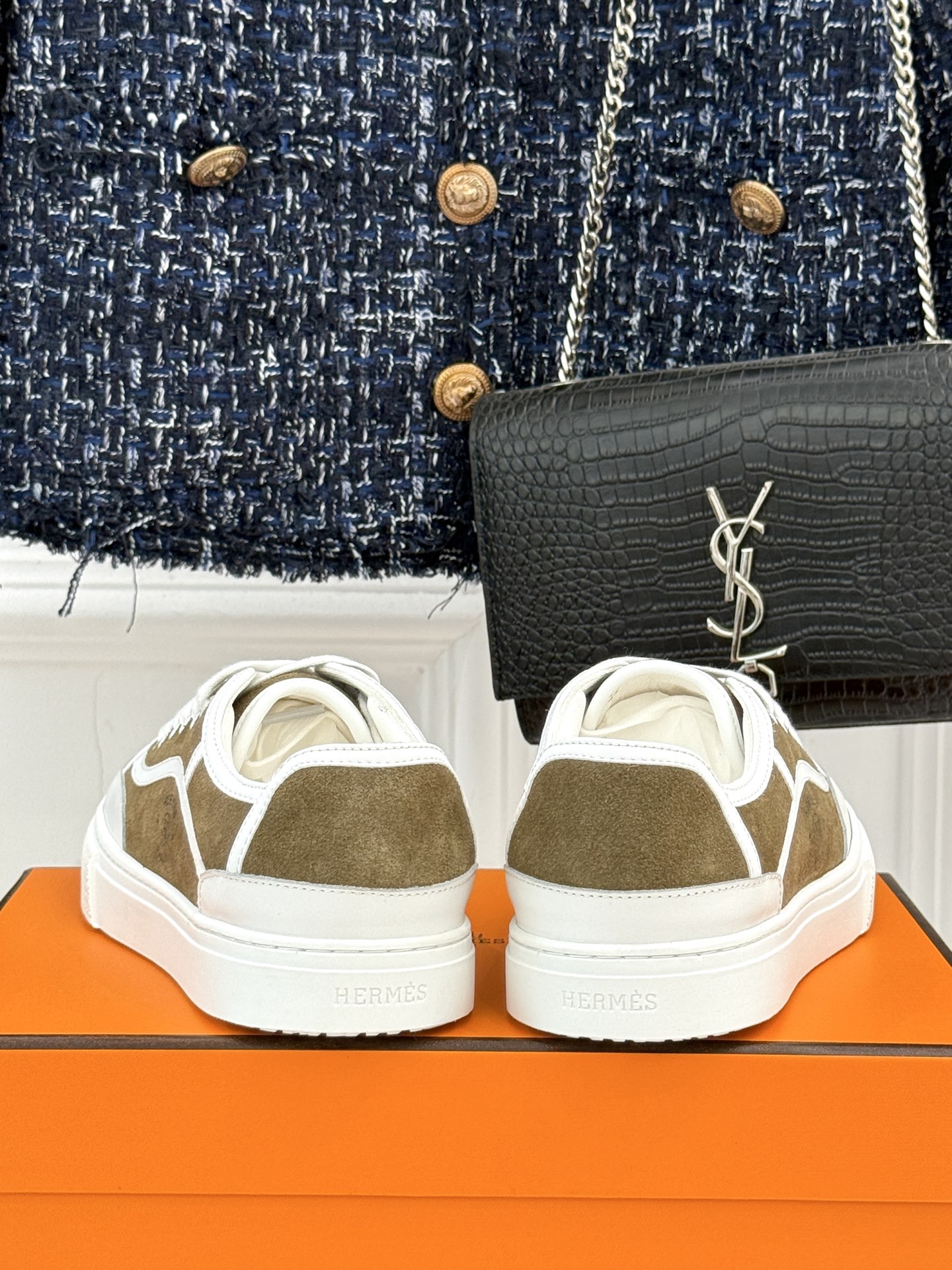 Hermès/爱马仕经典情侣款小白鞋简约而不失优雅设计风格每一处细节都彰显着品牌的匠心独运。以简洁流畅的