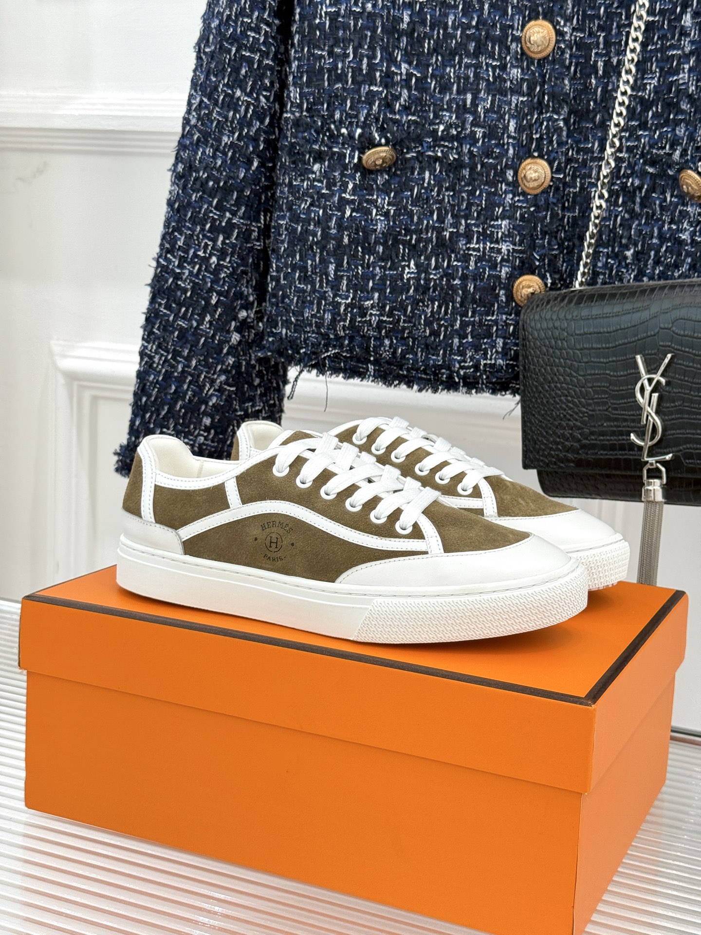 Hermès/爱马仕经典情侣款小白鞋简约而不失优雅设计风格每一处细节都彰显着品牌的匠心独运。以简洁流畅的