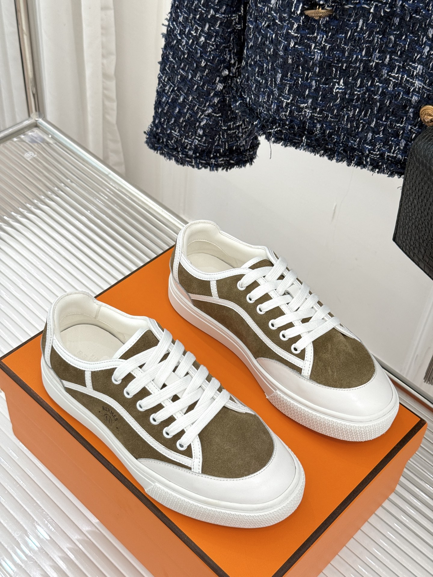 Hermès/爱马仕经典情侣款小白鞋简约而不失优雅设计风格每一处细节都彰显着品牌的匠心独运。以简洁流畅的