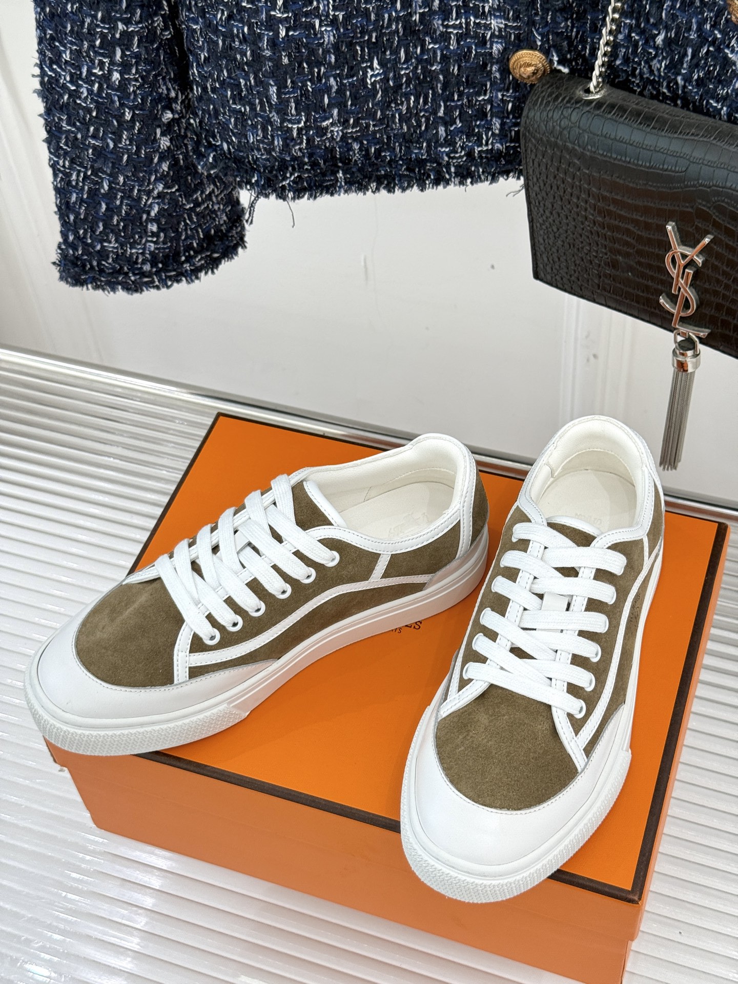 Hermès/爱马仕经典情侣款小白鞋简约而不失优雅设计风格每一处细节都彰显着品牌的匠心独运。以简洁流畅的