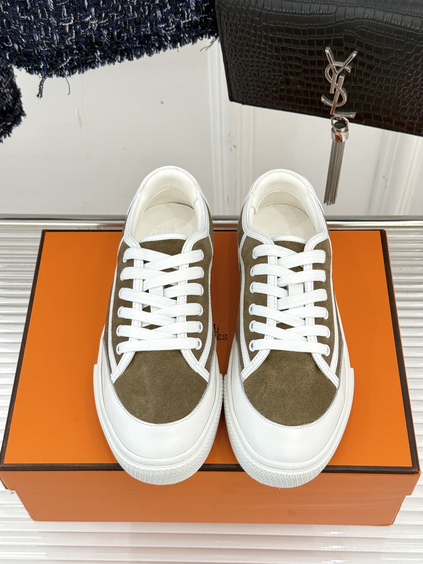Hermès/爱马仕经典情侣款小白鞋简约而不失优雅设计风格每一处细节都彰显着品牌的匠心独运。以简洁流畅的