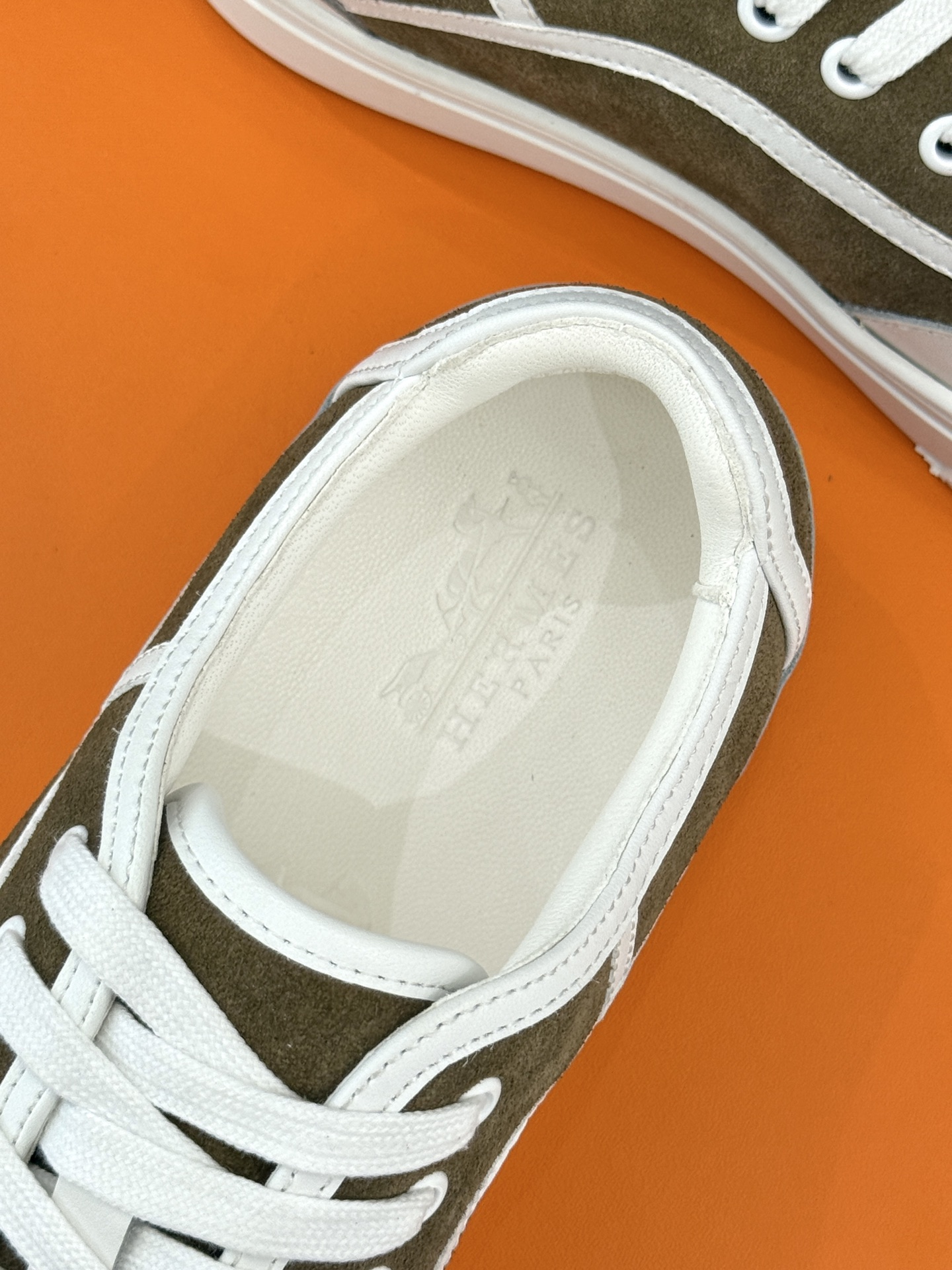Hermès/爱马仕经典情侣款小白鞋简约而不失优雅设计风格每一处细节都彰显着品牌的匠心独运。以简洁流畅的
