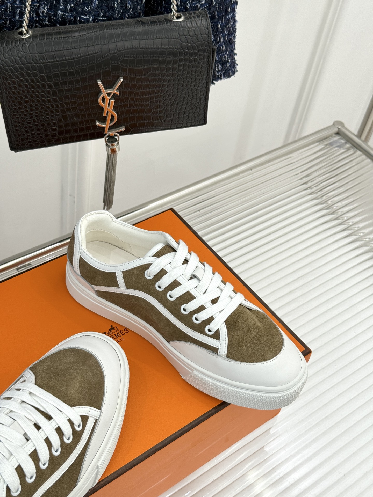 Hermès/爱马仕经典情侣款小白鞋简约而不失优雅设计风格每一处细节都彰显着品牌的匠心独运。以简洁流畅的