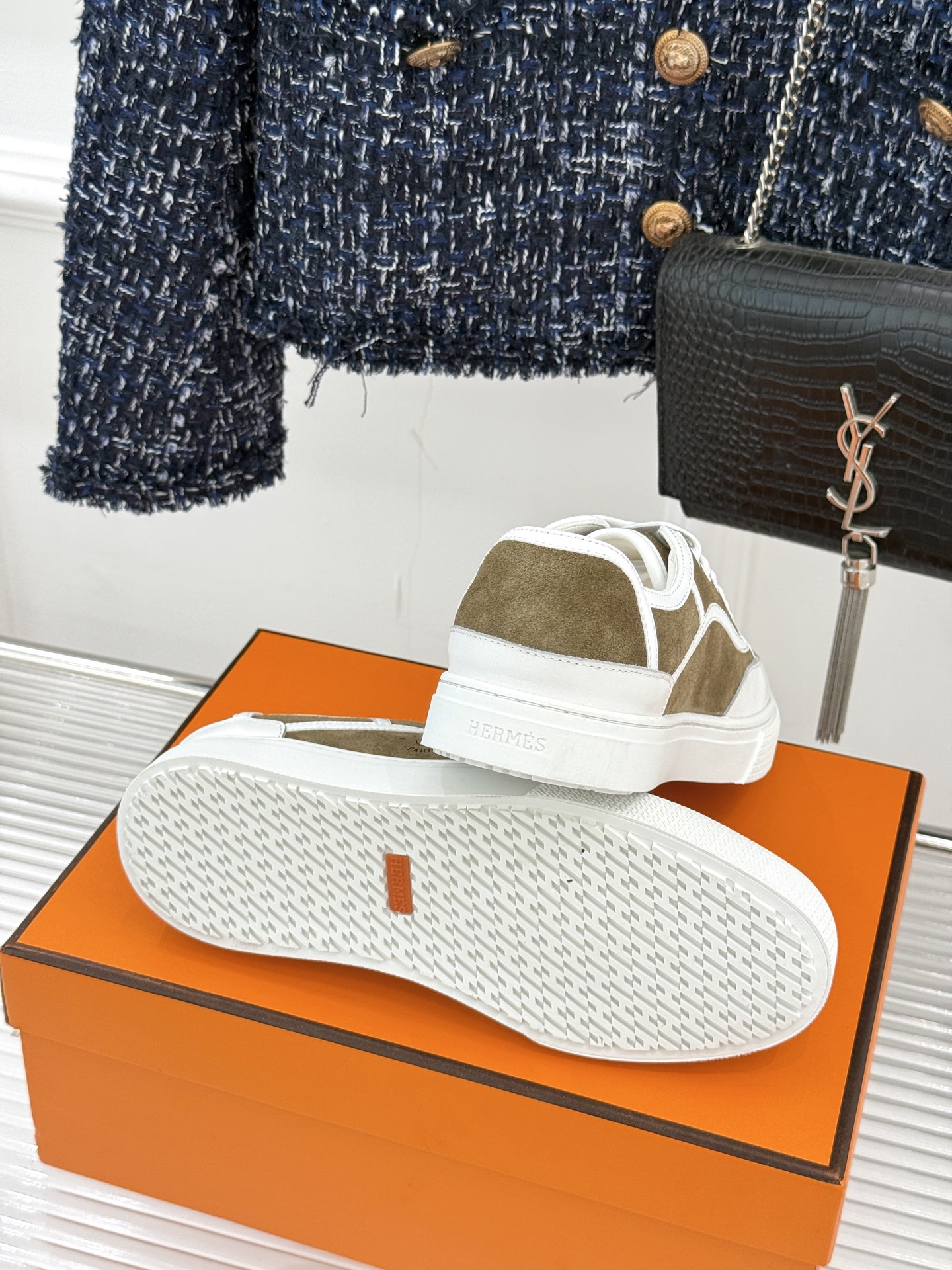 Hermès/爱马仕经典情侣款小白鞋简约而不失优雅设计风格每一处细节都彰显着品牌的匠心独运。以简洁流畅的