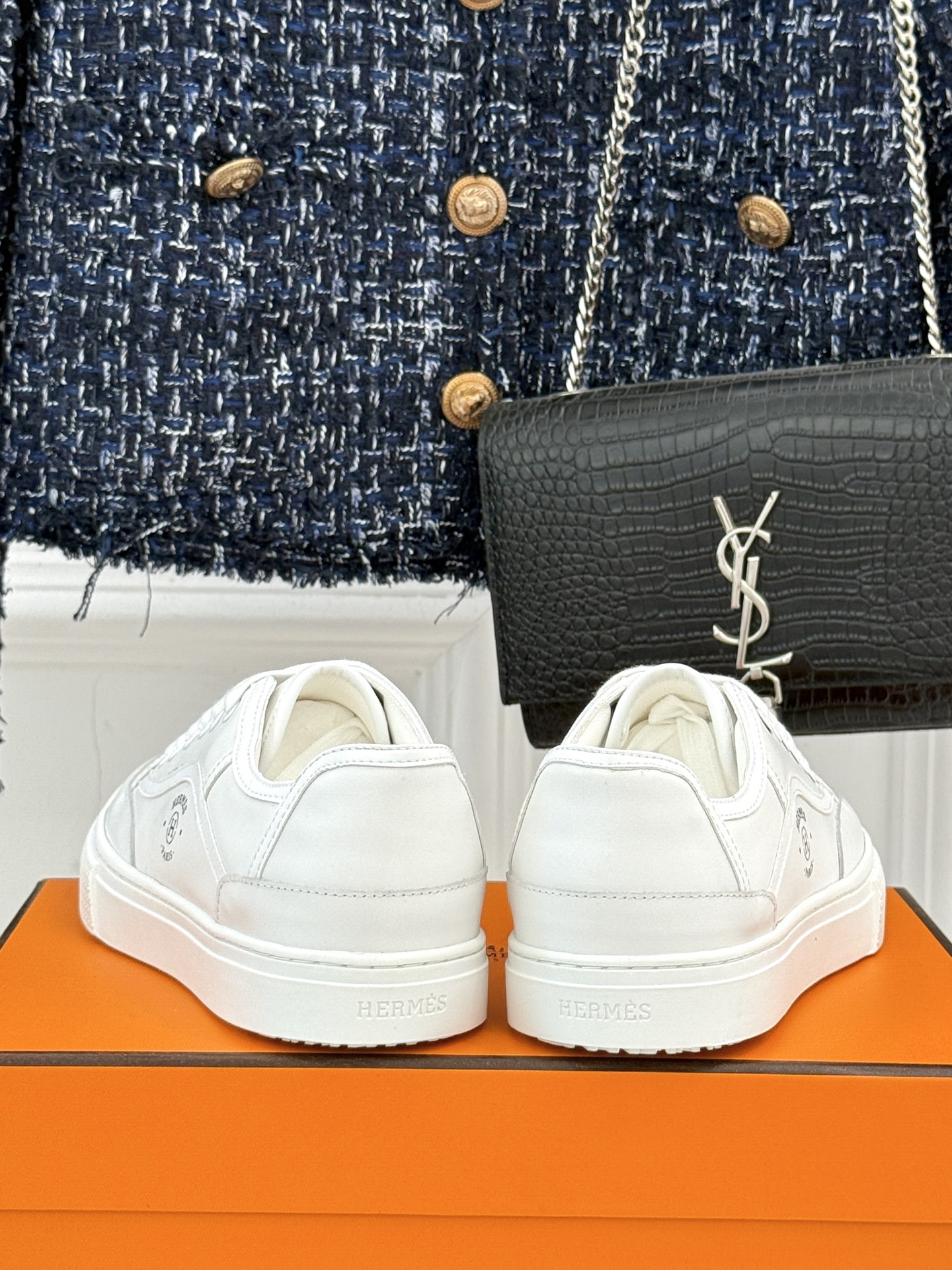 Hermès/爱马仕经典情侣款小白鞋简约而不失优雅设计风格每一处细节都彰显着品牌的匠心独运。以简洁流畅的