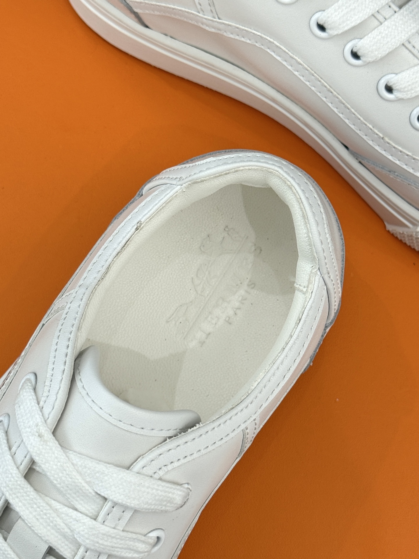 Hermès/爱马仕经典情侣款小白鞋简约而不失优雅设计风格每一处细节都彰显着品牌的匠心独运。以简洁流畅的