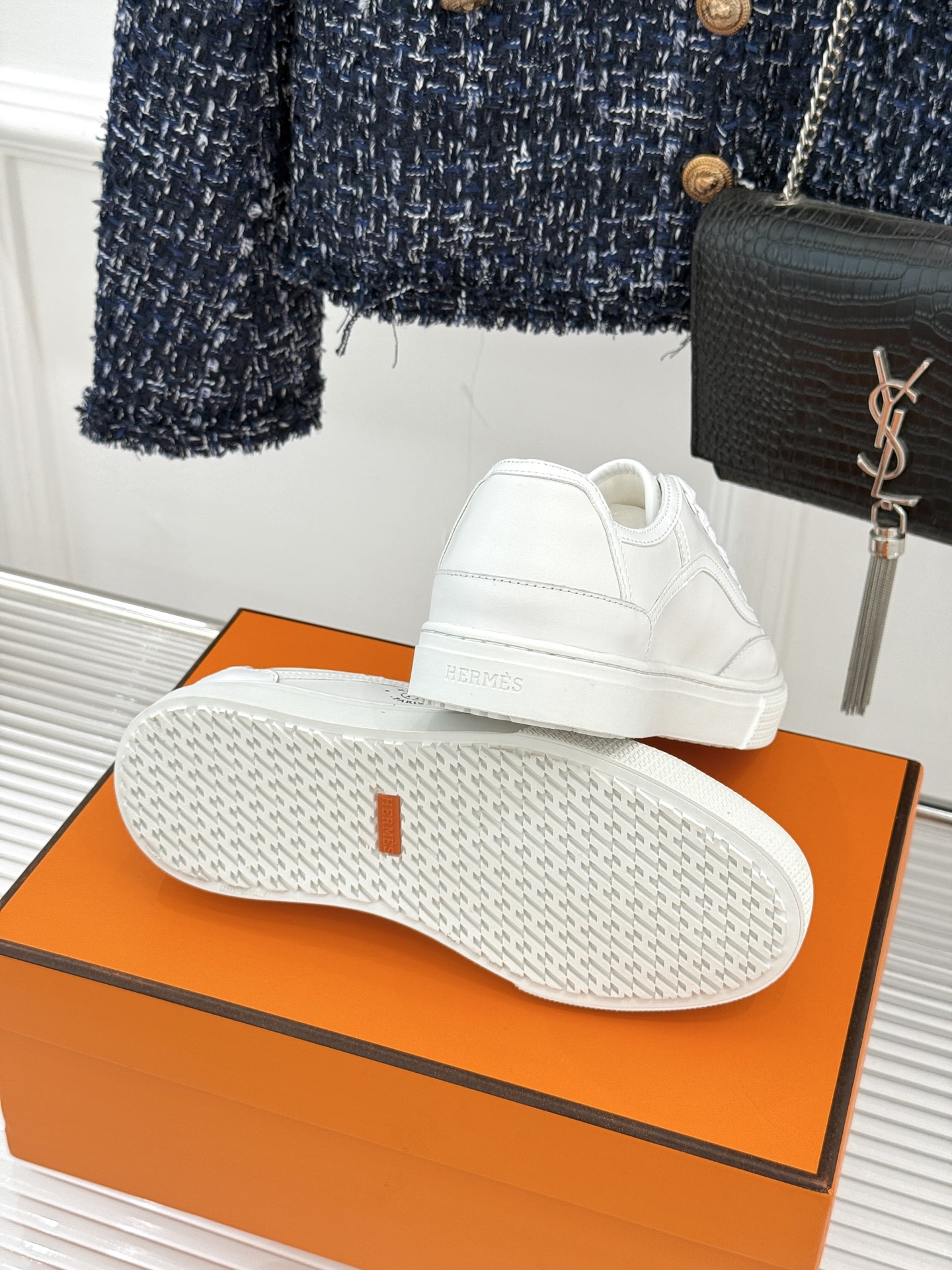 Hermès/爱马仕经典情侣款小白鞋简约而不失优雅设计风格每一处细节都彰显着品牌的匠心独运。以简洁流畅的