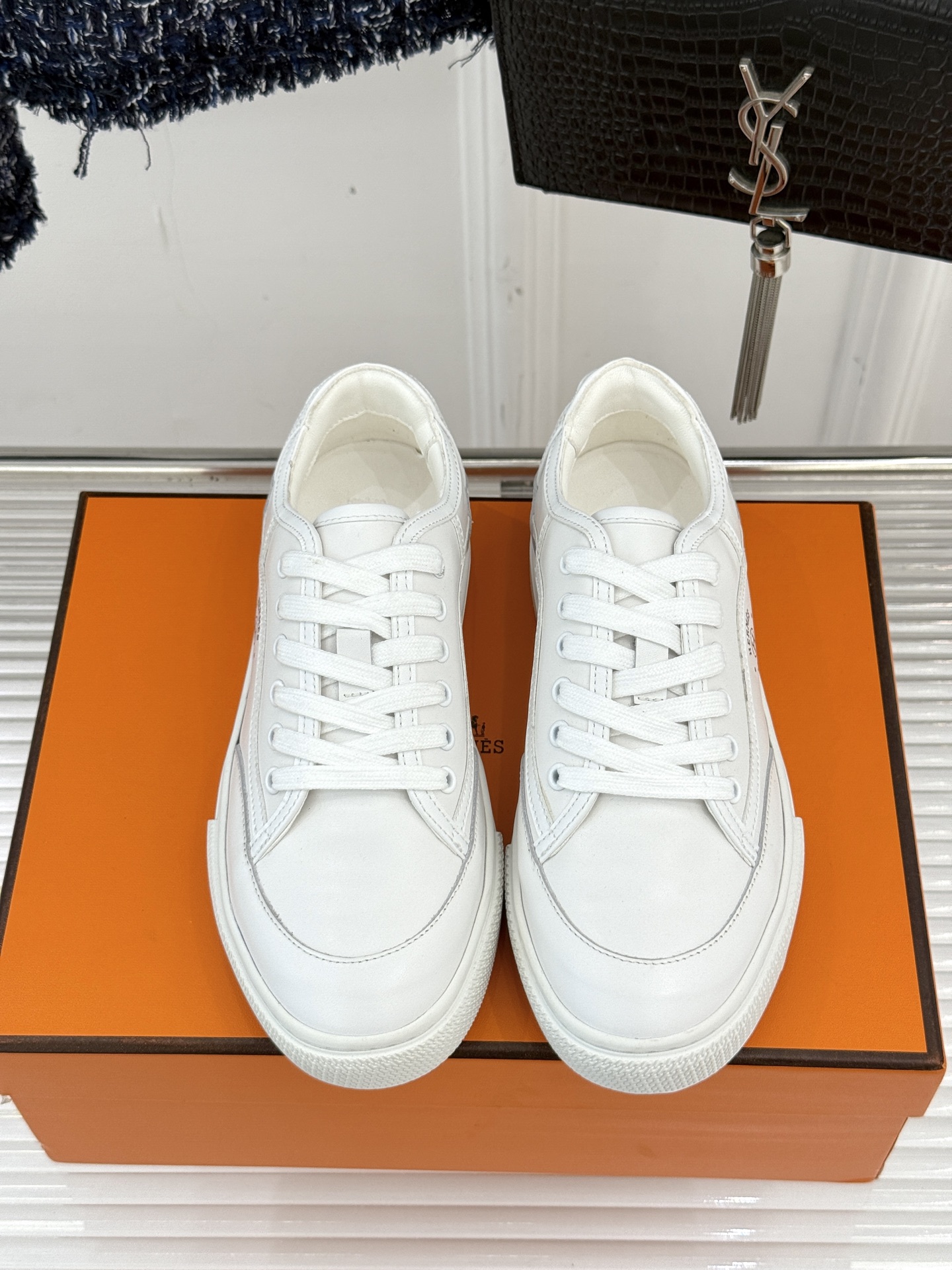 Hermès/爱马仕经典情侣款小白鞋简约而不失优雅设计风格每一处细节都彰显着品牌的匠心独运。以简洁流畅的